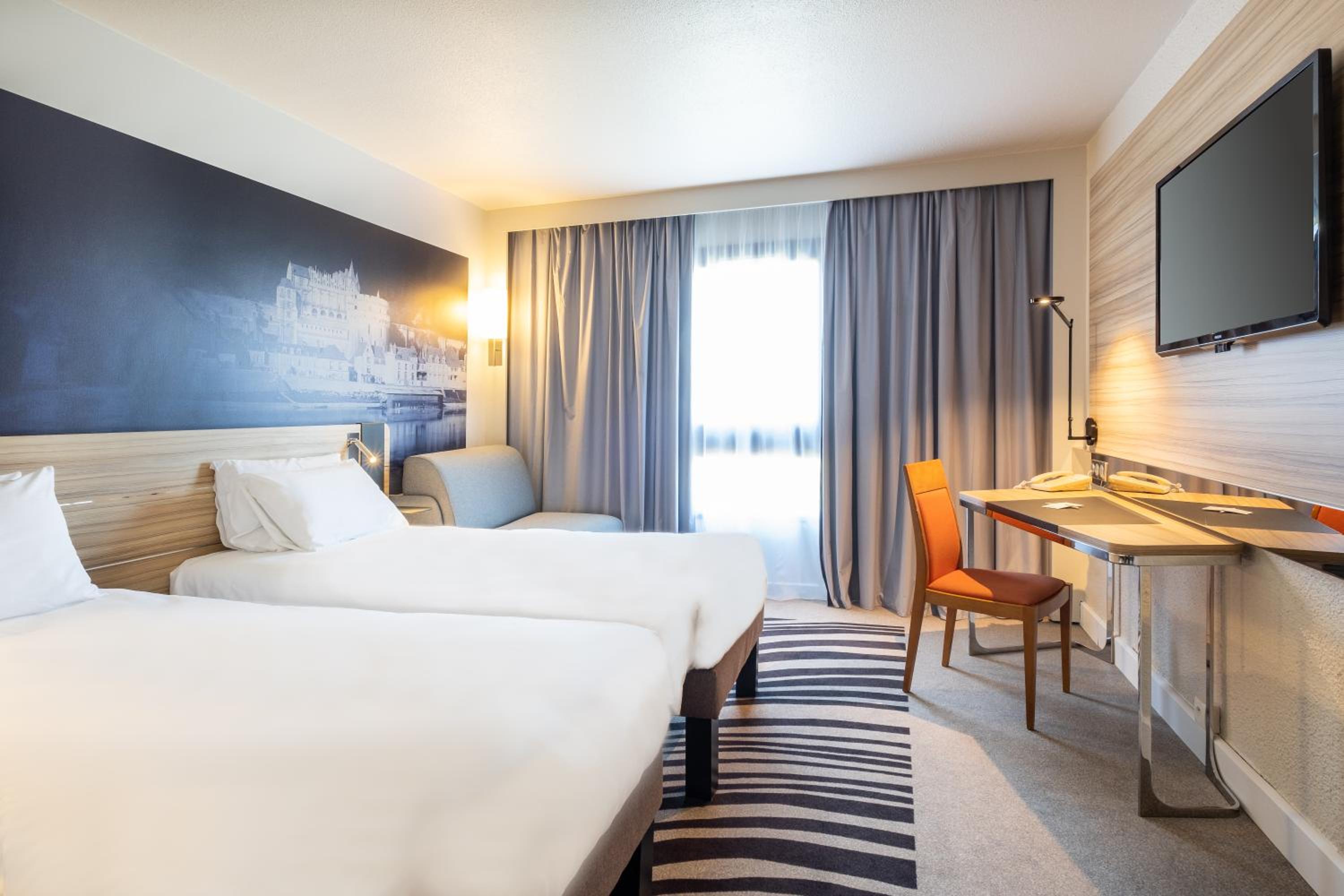 Standard Twin Room with Single Sofa Bed - Photo 1