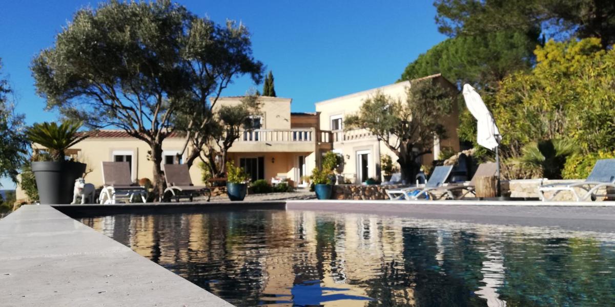 Apartment with Pool View