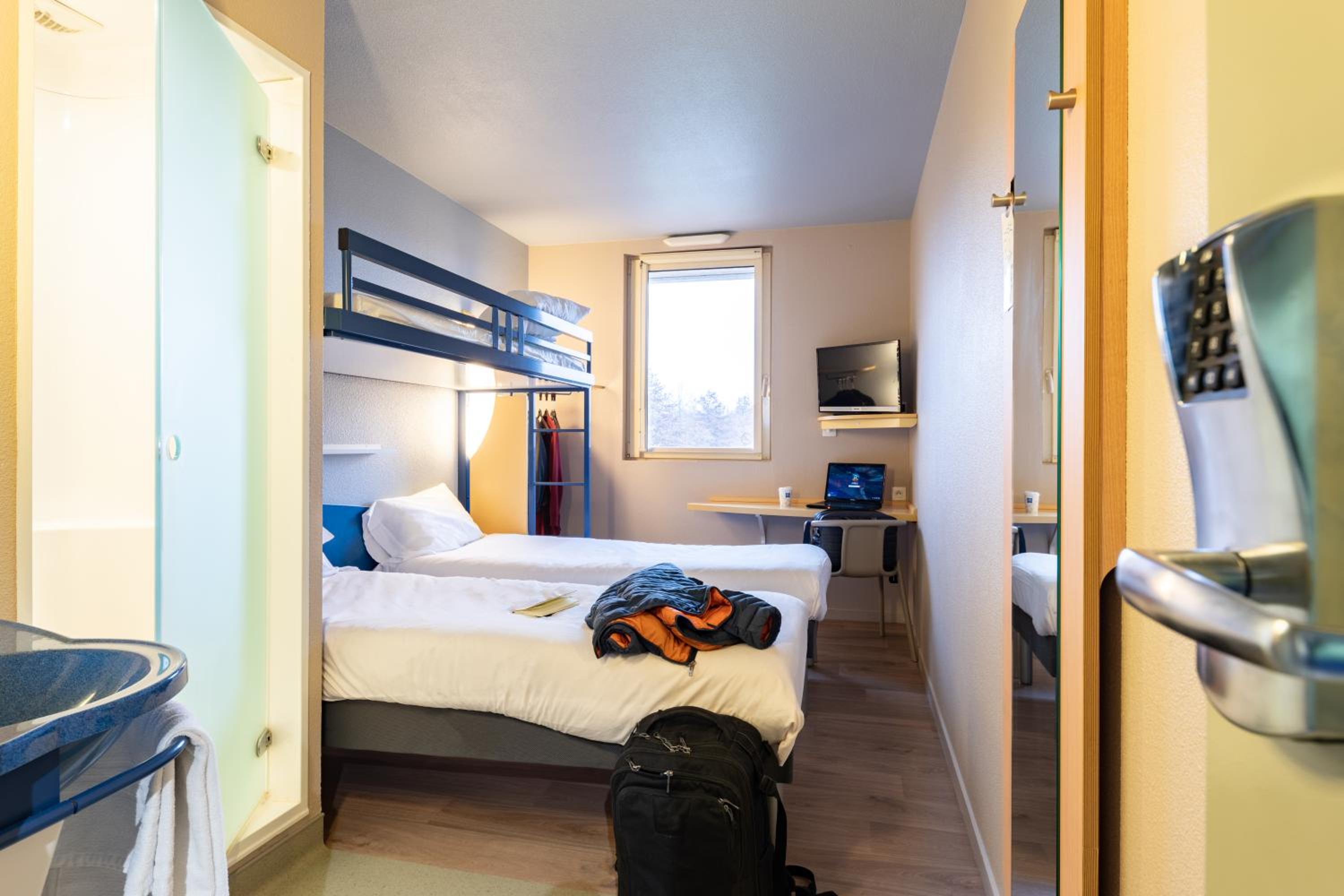 Standard Room with Two twin beds and One bunk bed - Photo 2