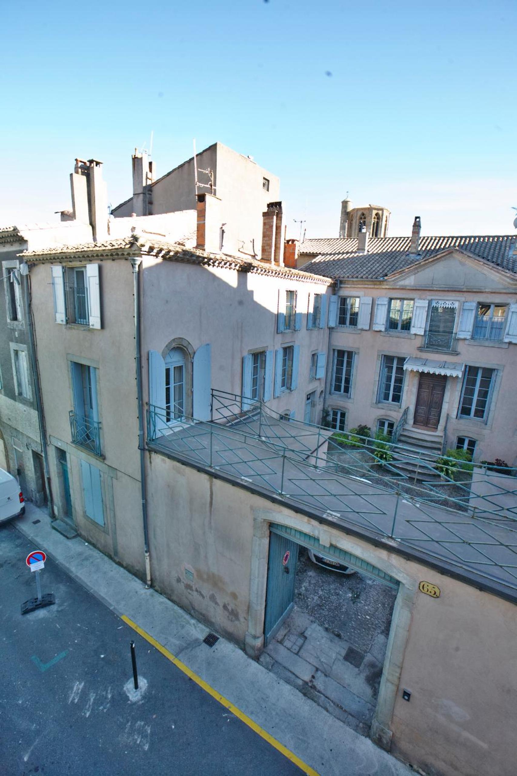 Duplex Apartment - No Pets Allowed - Photo 2