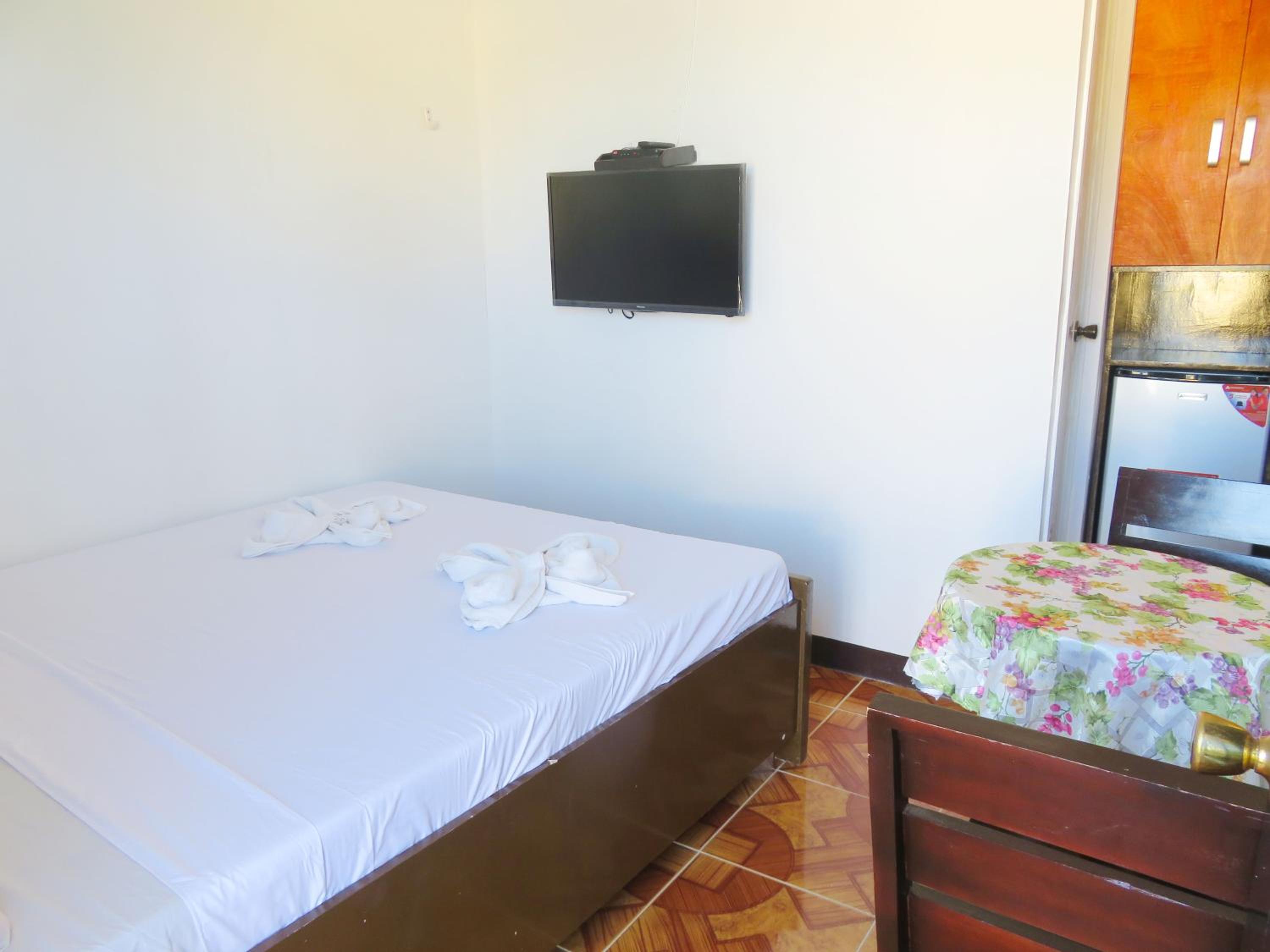 Deluxe Room (2 Adults + 1 Child) - Photo 3