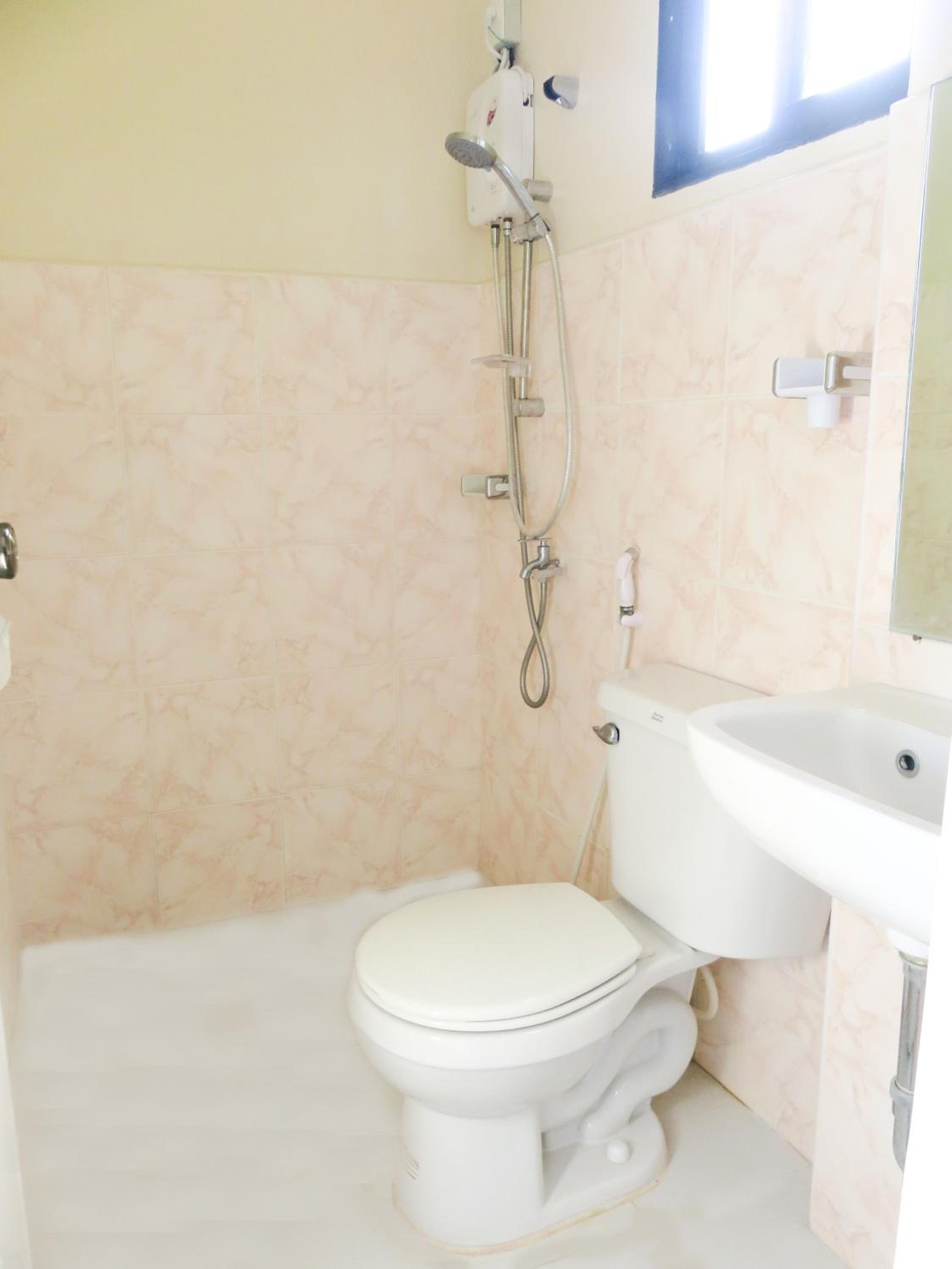 Deluxe Room (2 Adults + 1 Child) - Photo 6
