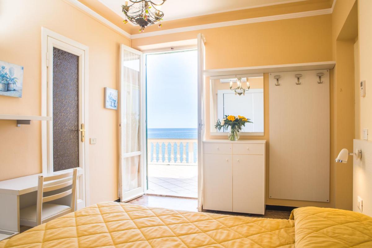 Double Room with Sea View photo 1