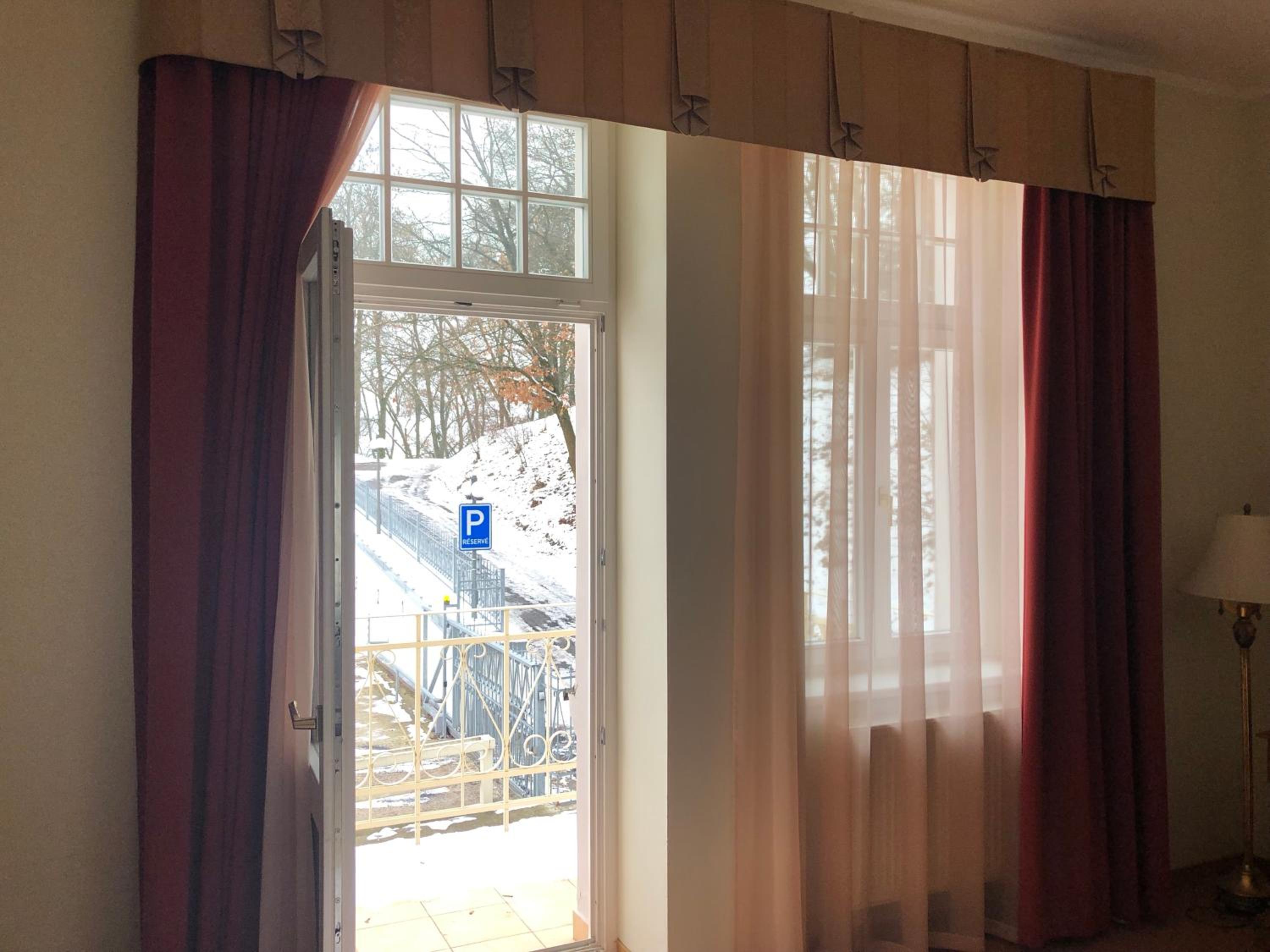 Deluxe Room with Balcony - Photo 3