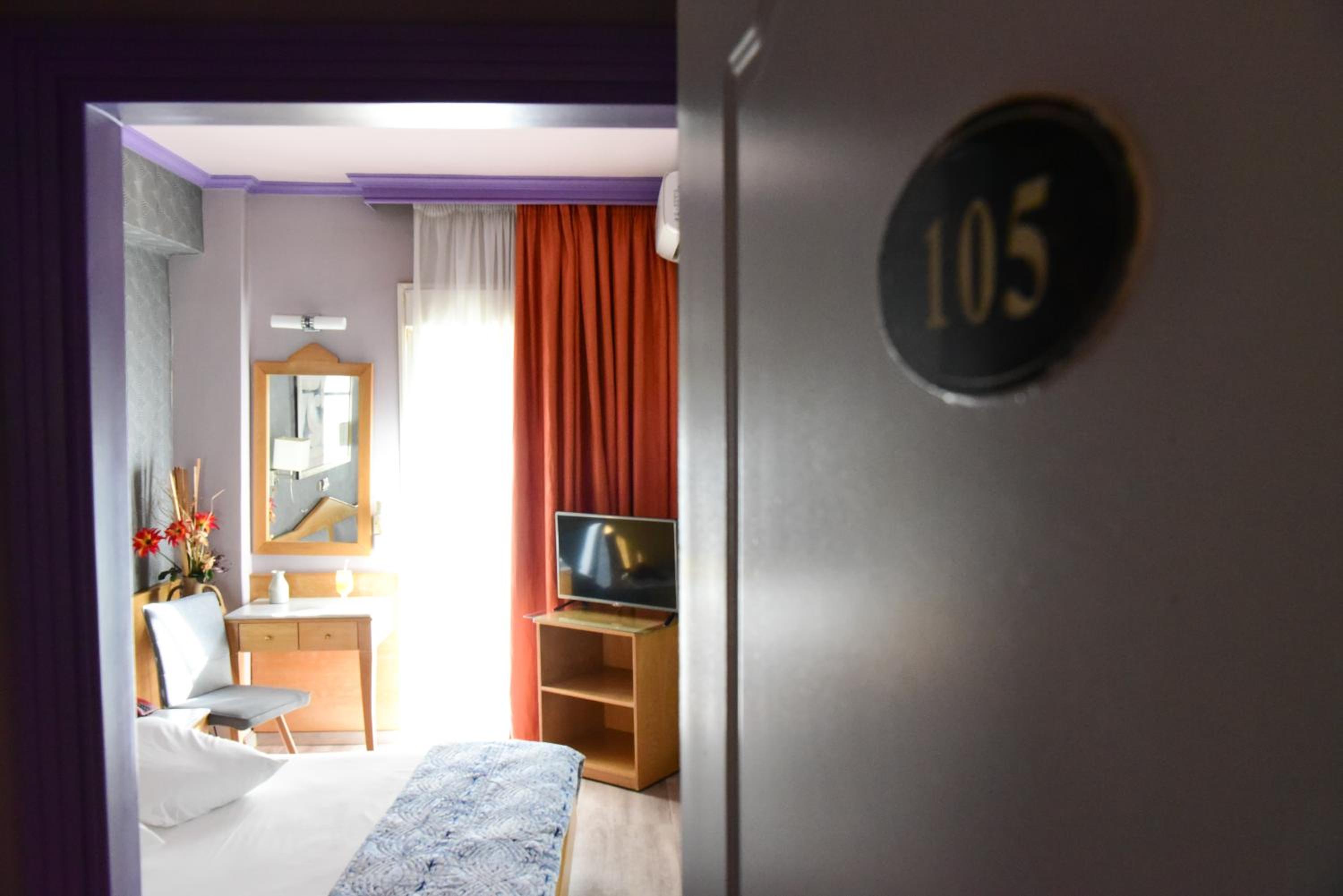 Double Room with Balcony - Photo 1