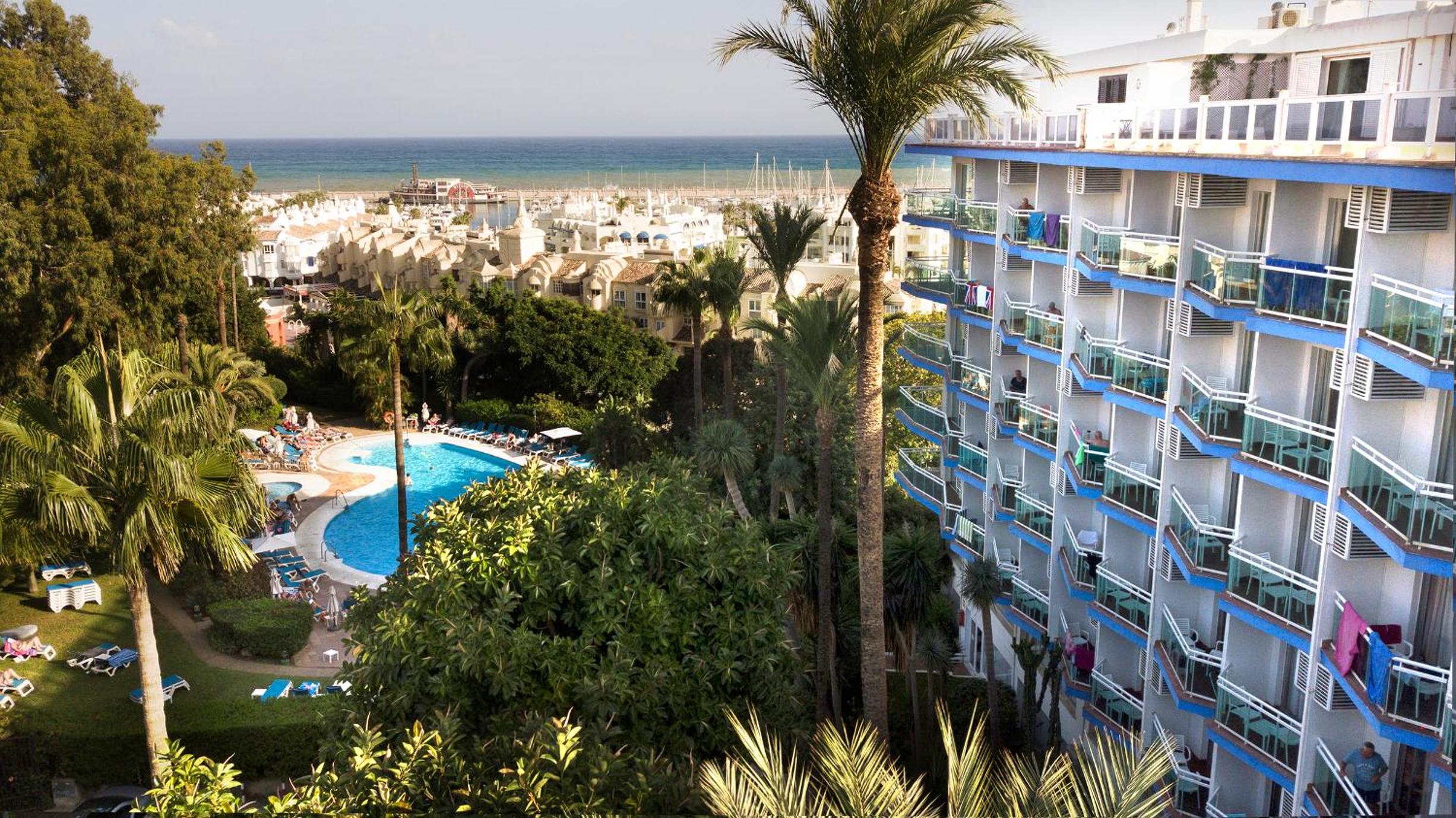 Double Room with Pool View - Photo 8