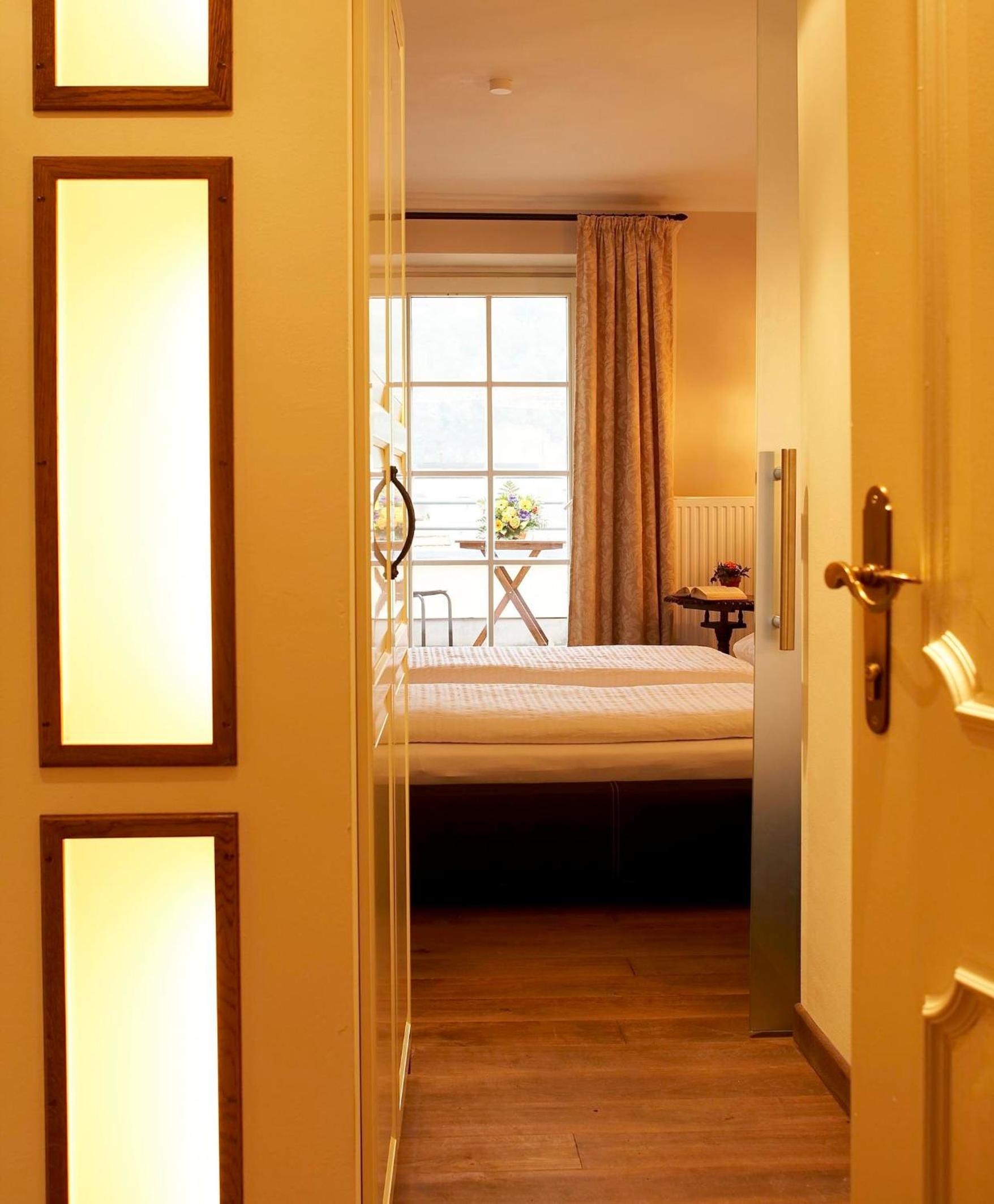Small "Budget" Double Room thumbnail 6