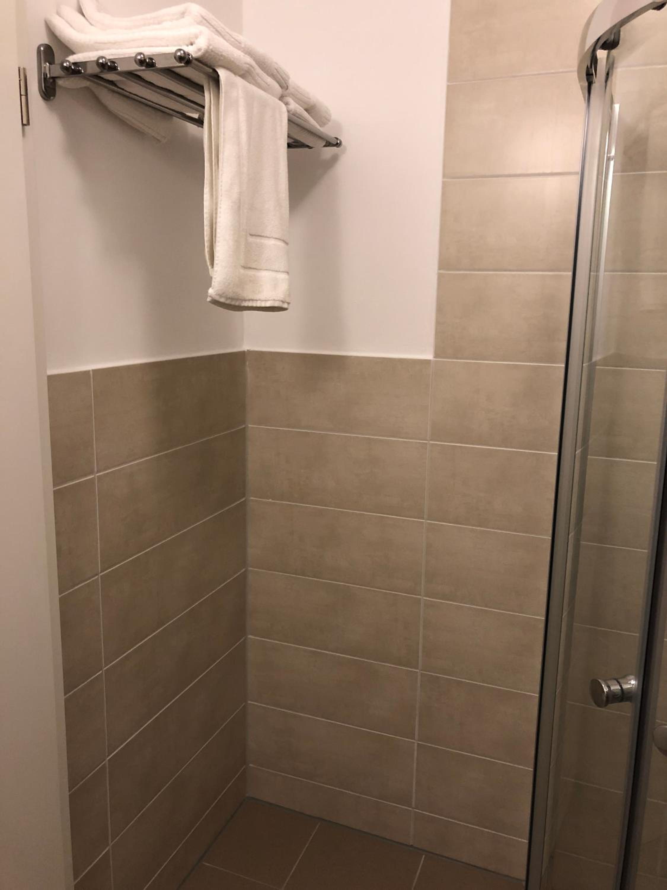 Double Room with Private Bathroom - Photo 16