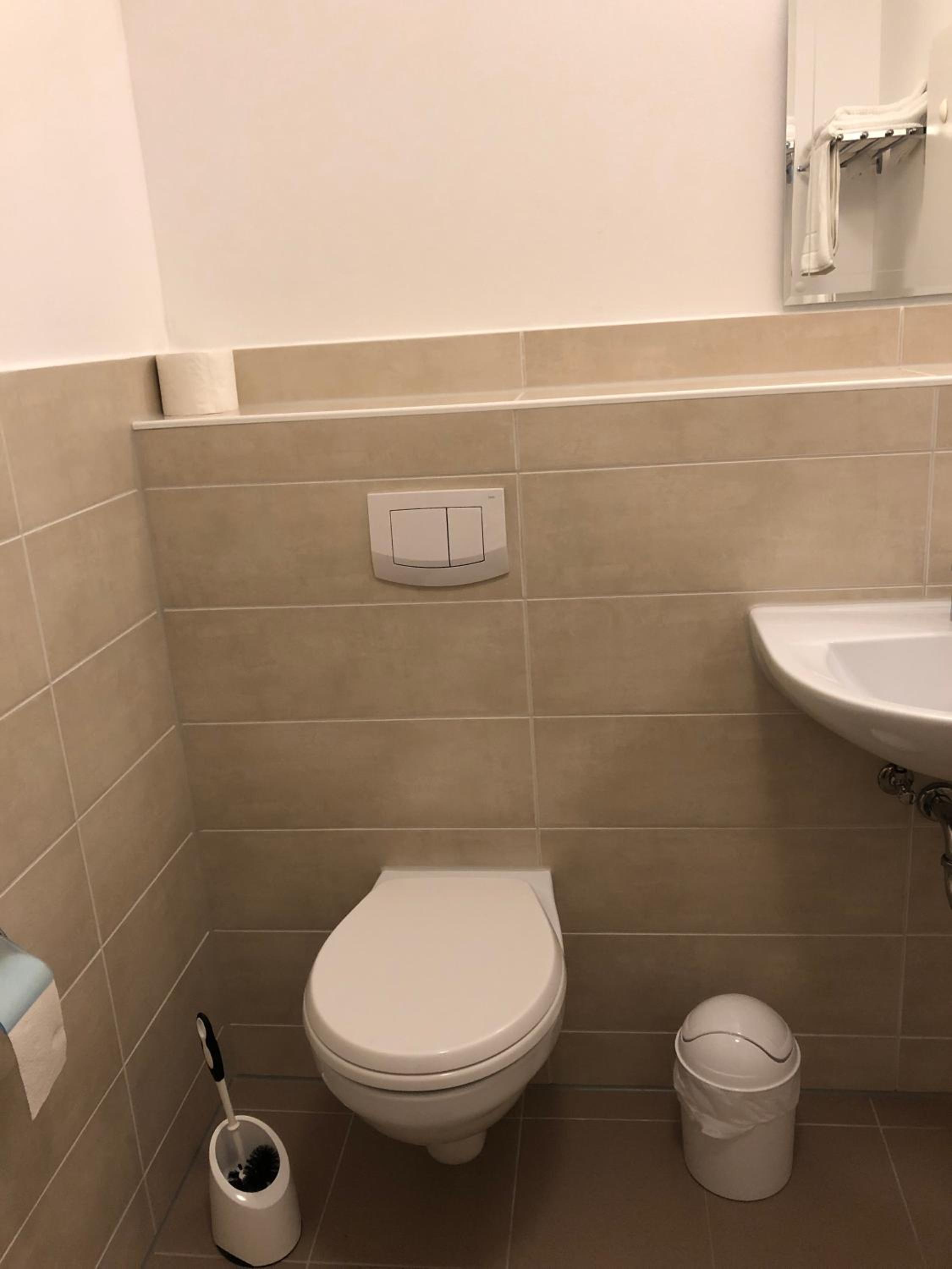 Double Room with Private Bathroom - Photo 14