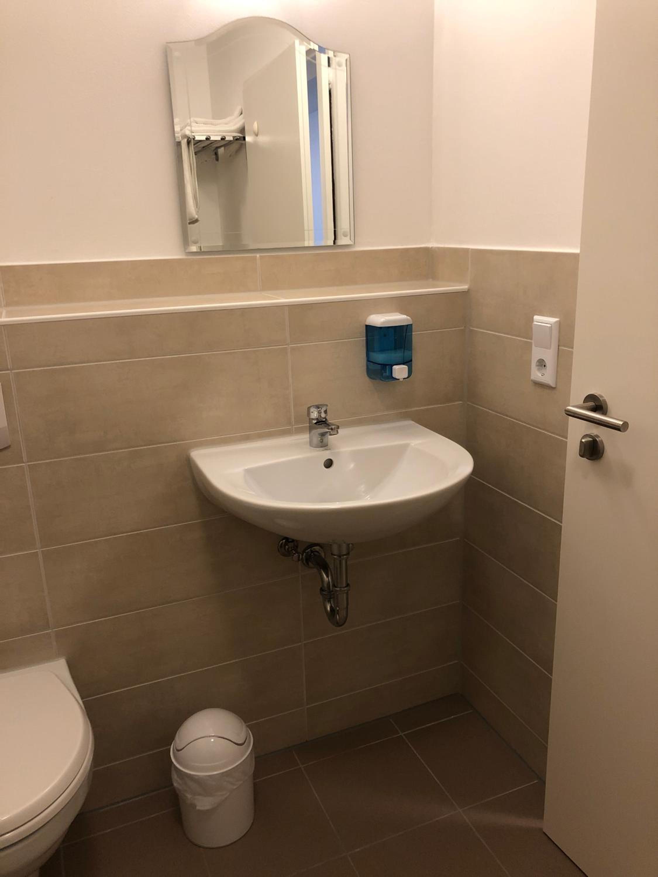 Double Room with Private Bathroom - Photo 26