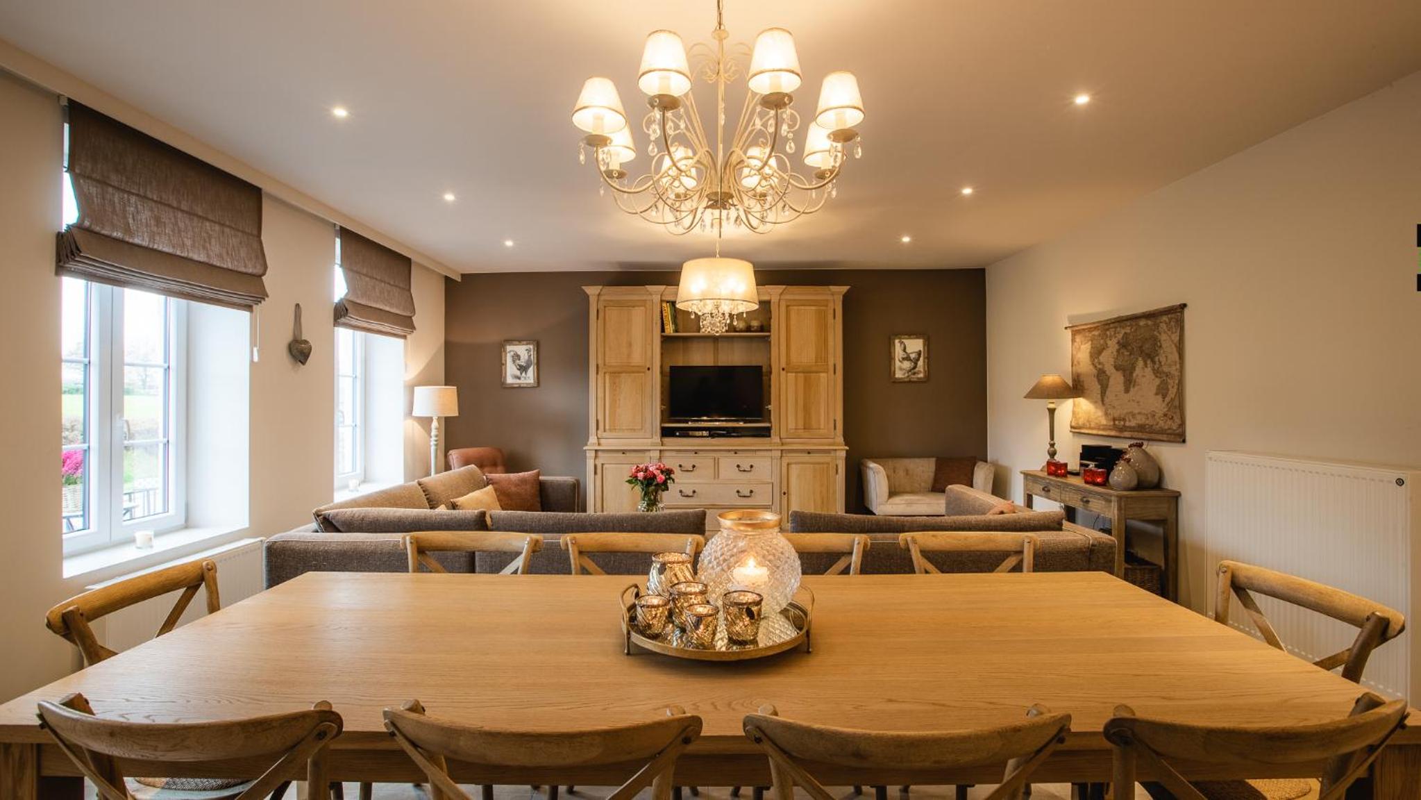 Five-Bedroom House photo 1