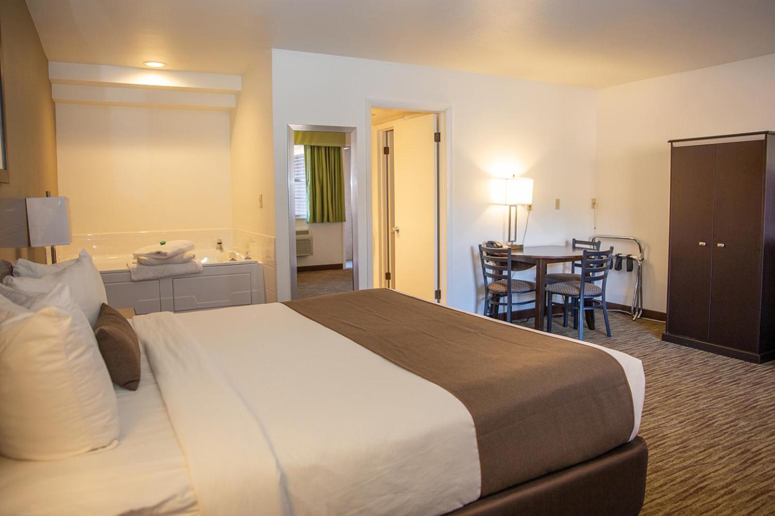King Room with Jacuzzi - Non-Smoking photo 2