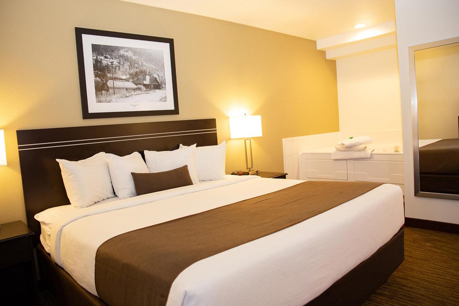 King Room with Jacuzzi - Non-Smoking photo 1