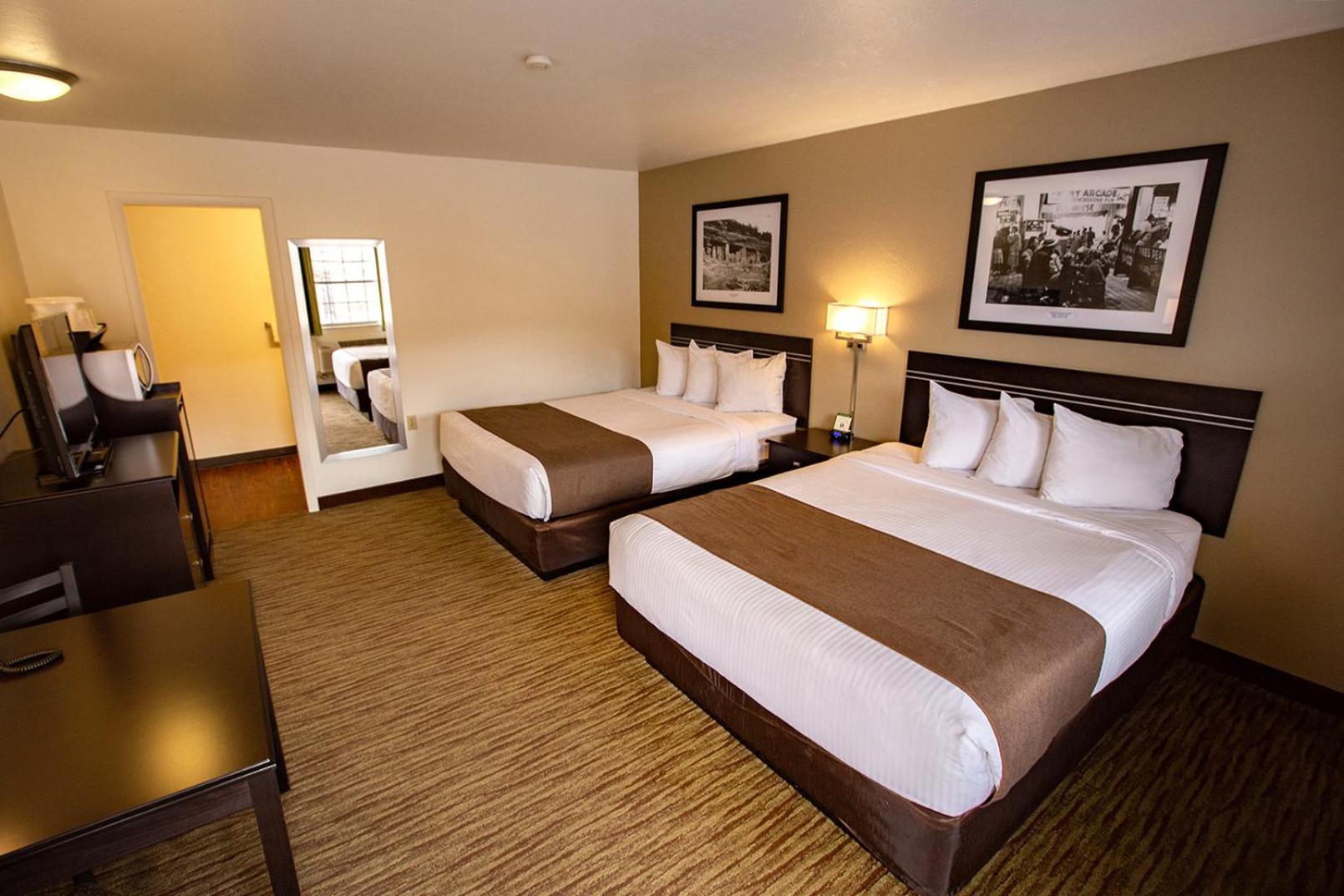 Queen Room with Two Queen Beds - Non-Smoking photo 1