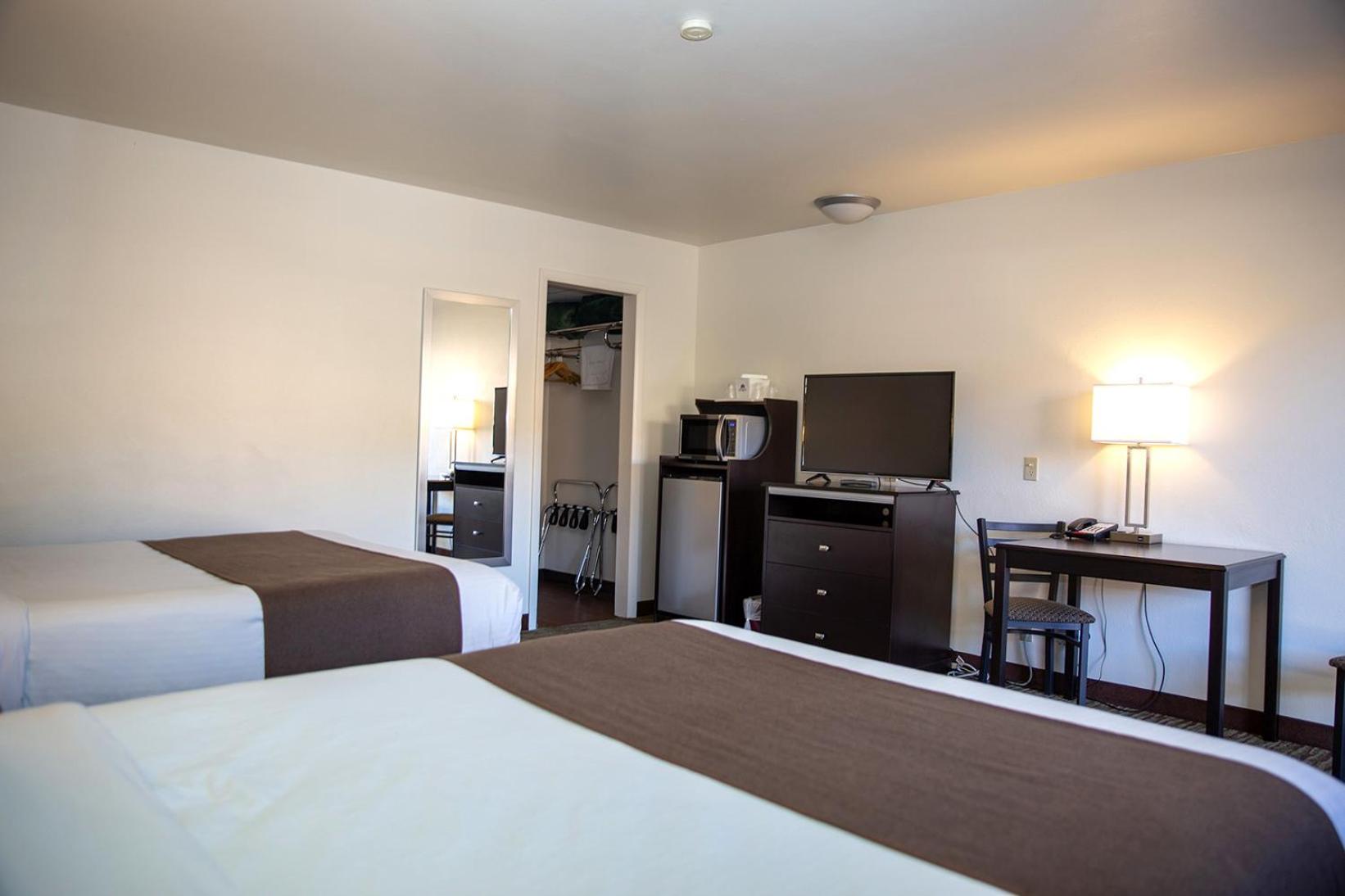Queen Room with Two Queen Beds - Non-Smoking photo 2
