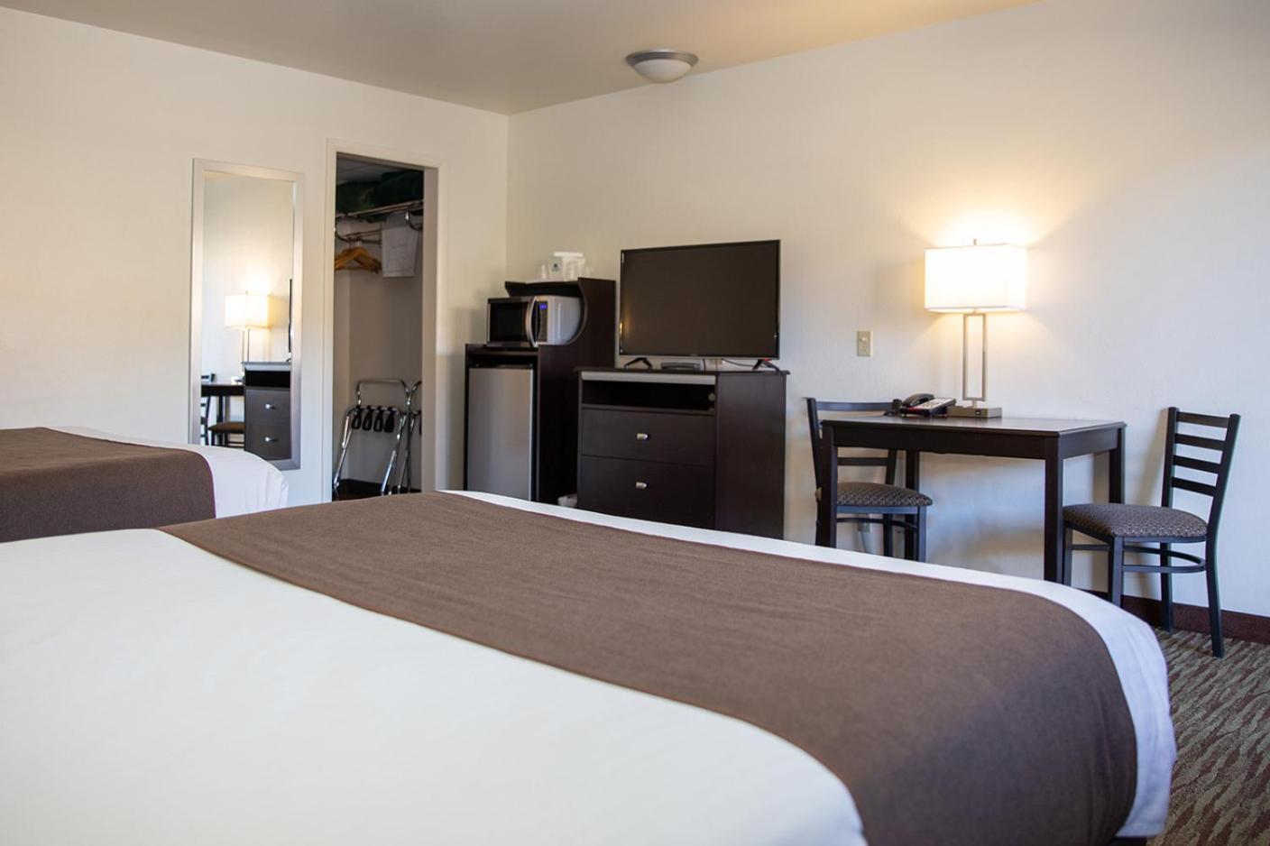 Queen Room with Two Queen Beds - Non-Smoking photo 3