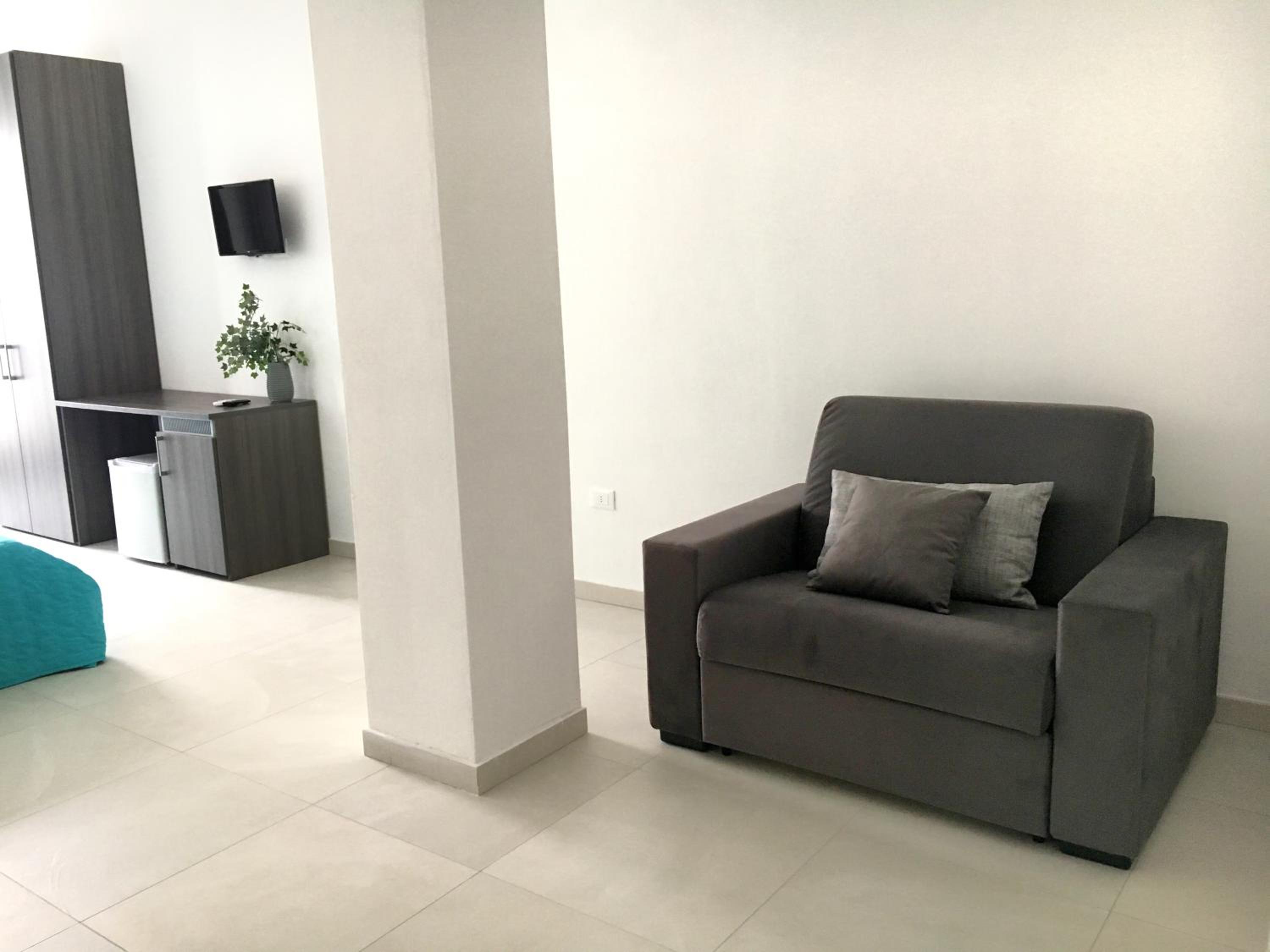 Deluxe Triple Room - Photo 11