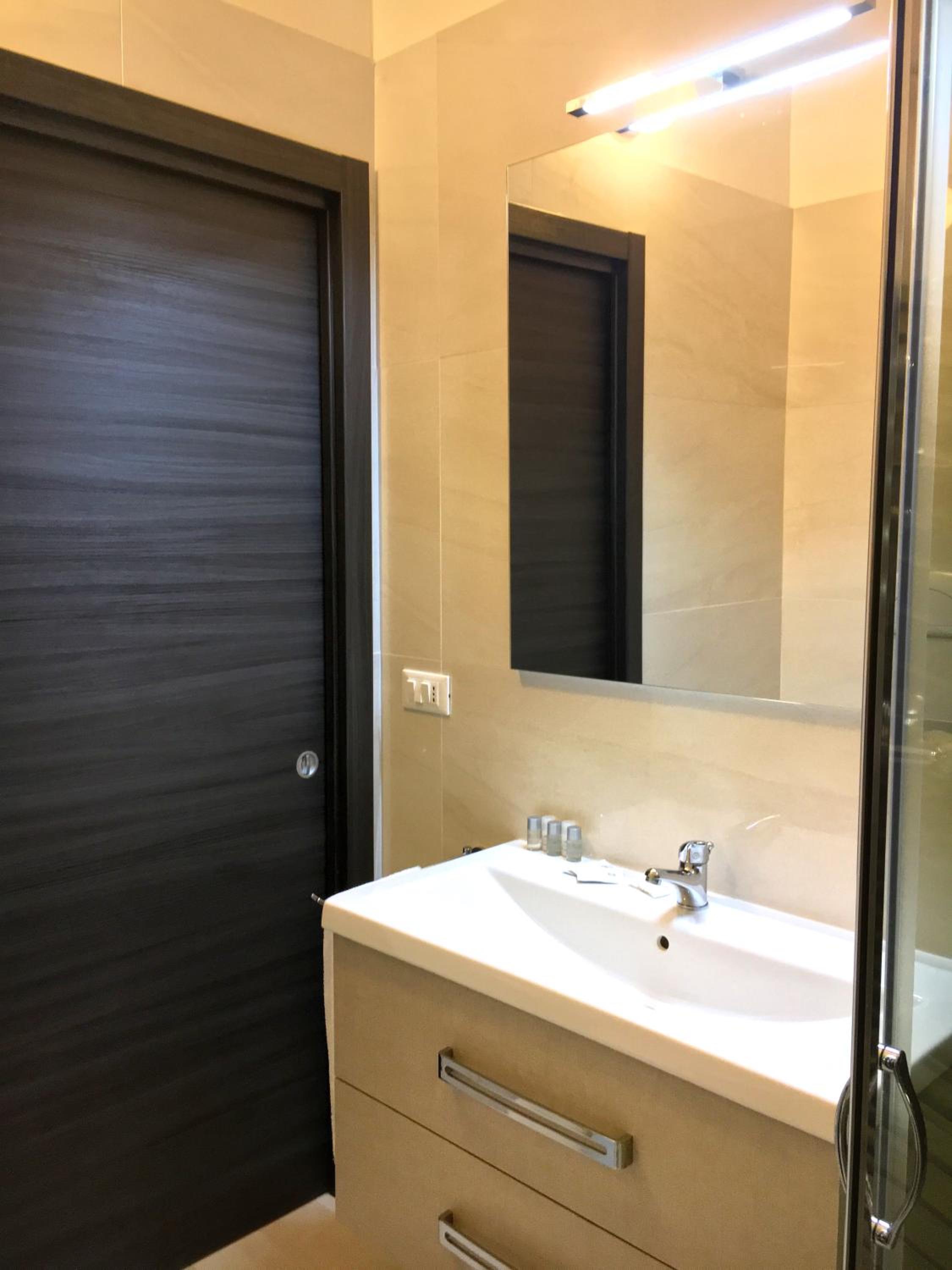 Deluxe Room - Photo 14