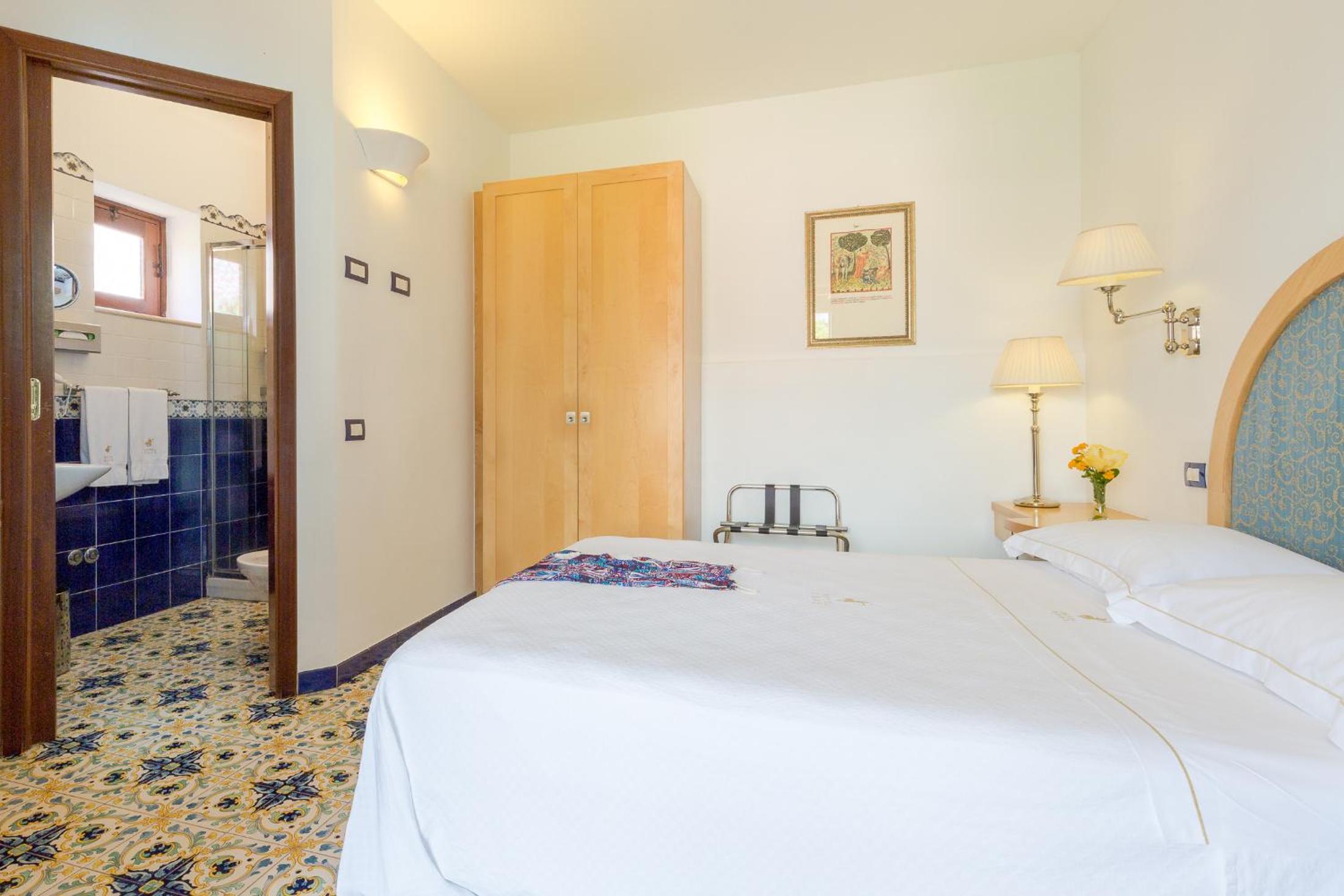 Standard Double Room with French Bed - Photo 9