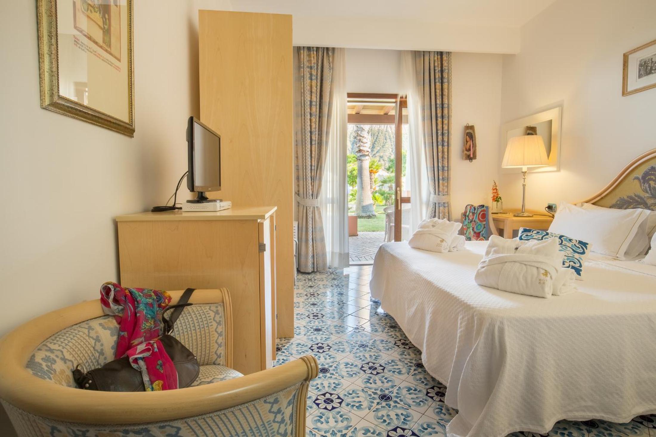 Deluxe Double or Twin Room with Sea View - Photo 3