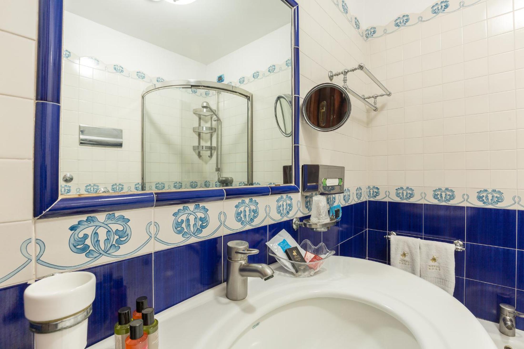 Deluxe Double or Twin Room with Sea View - Photo 4