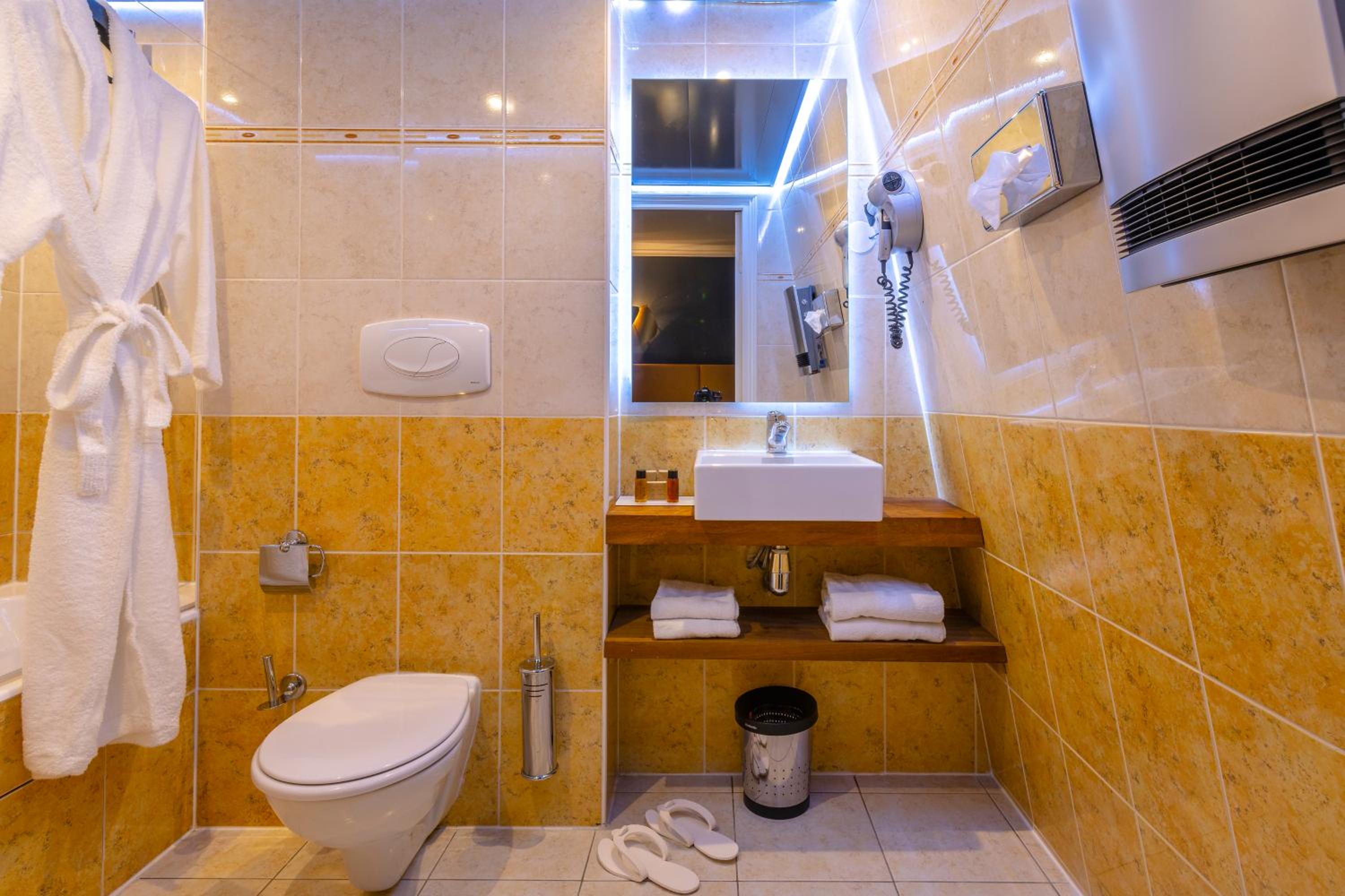Deluxe Queen Room - Access to swimming pool/fitness included - Photo 2
