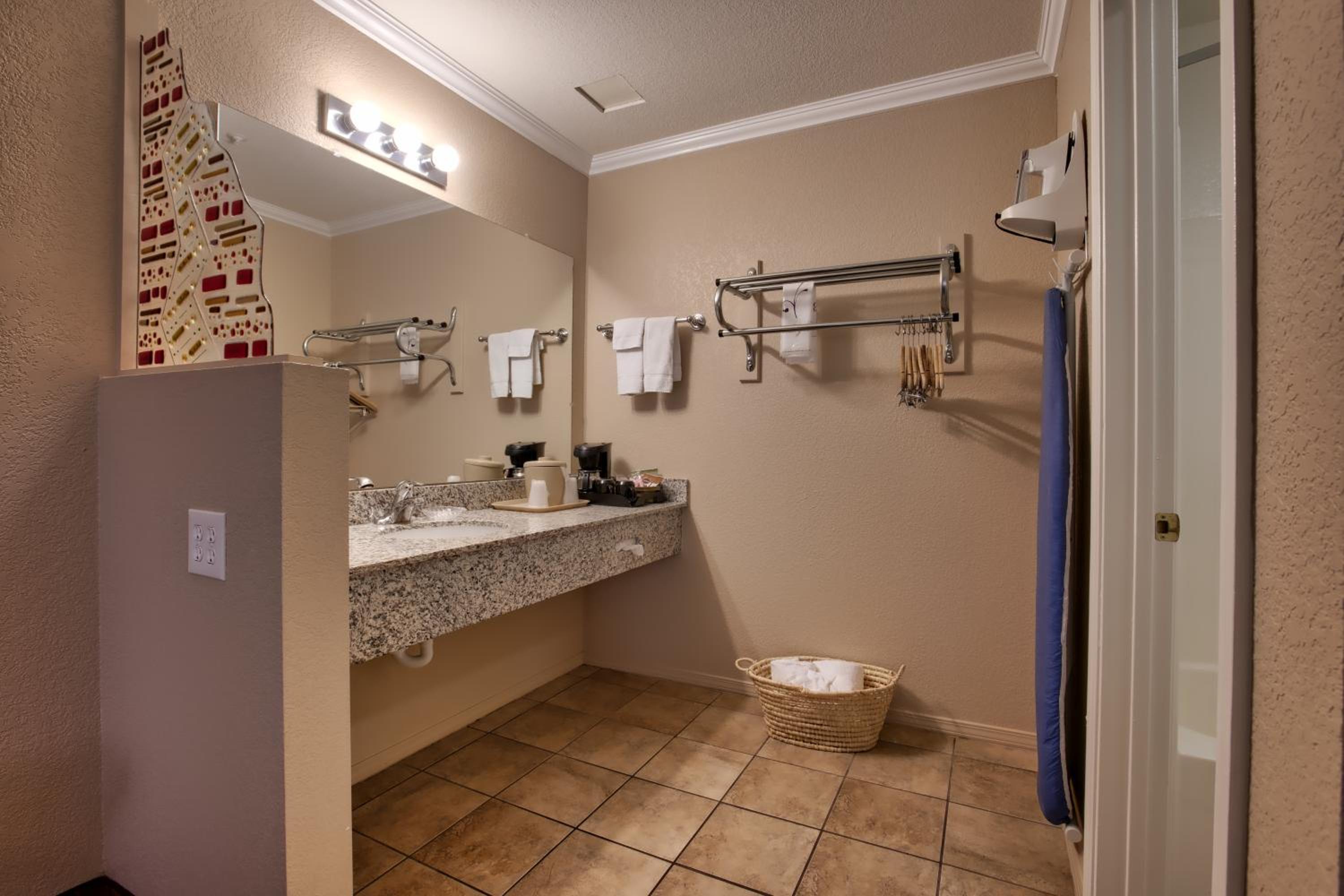 Standard King Room - Photo 5