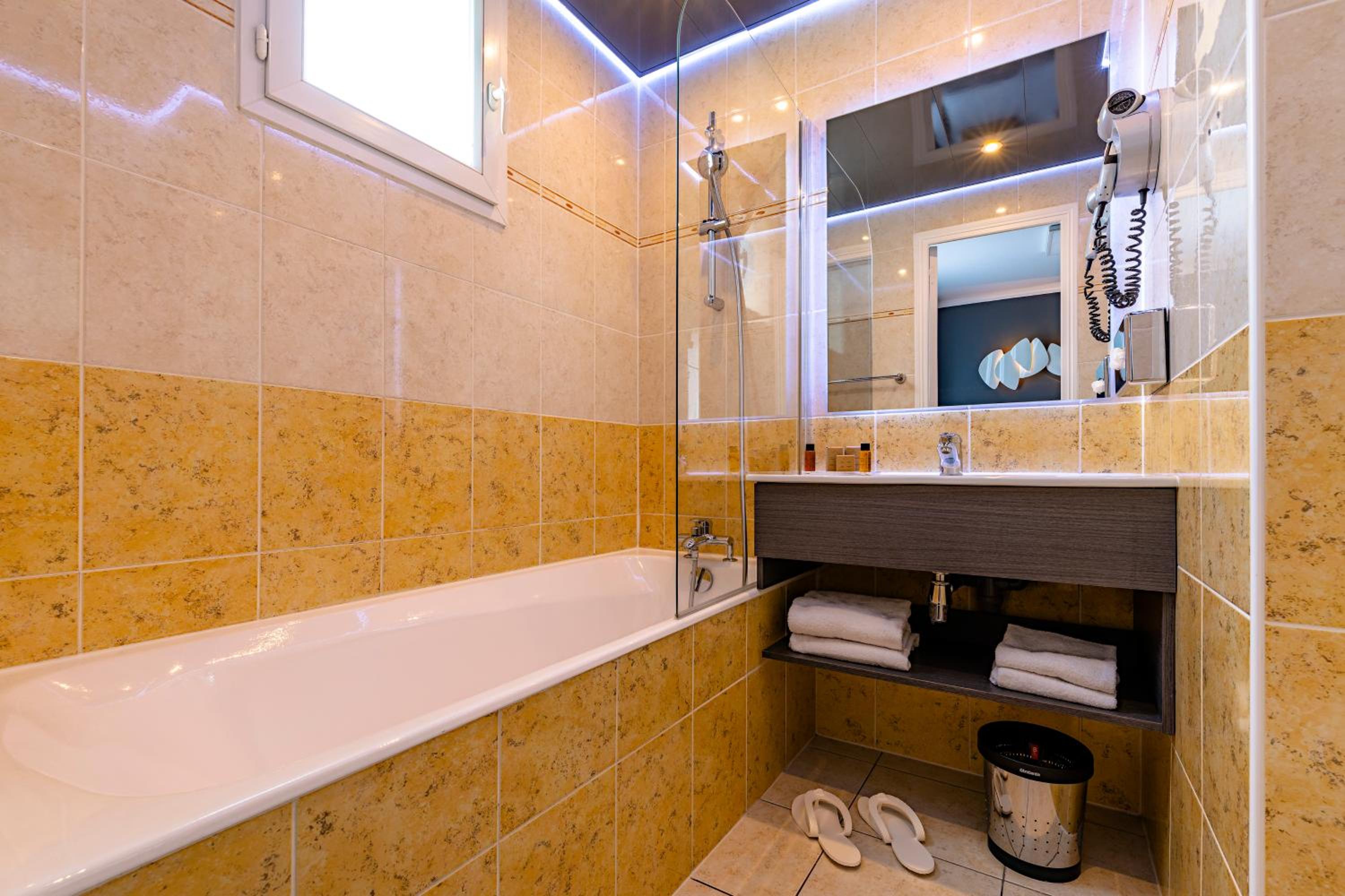 Deluxe Queen Room - Access to swimming pool/fitness included - Photo 3