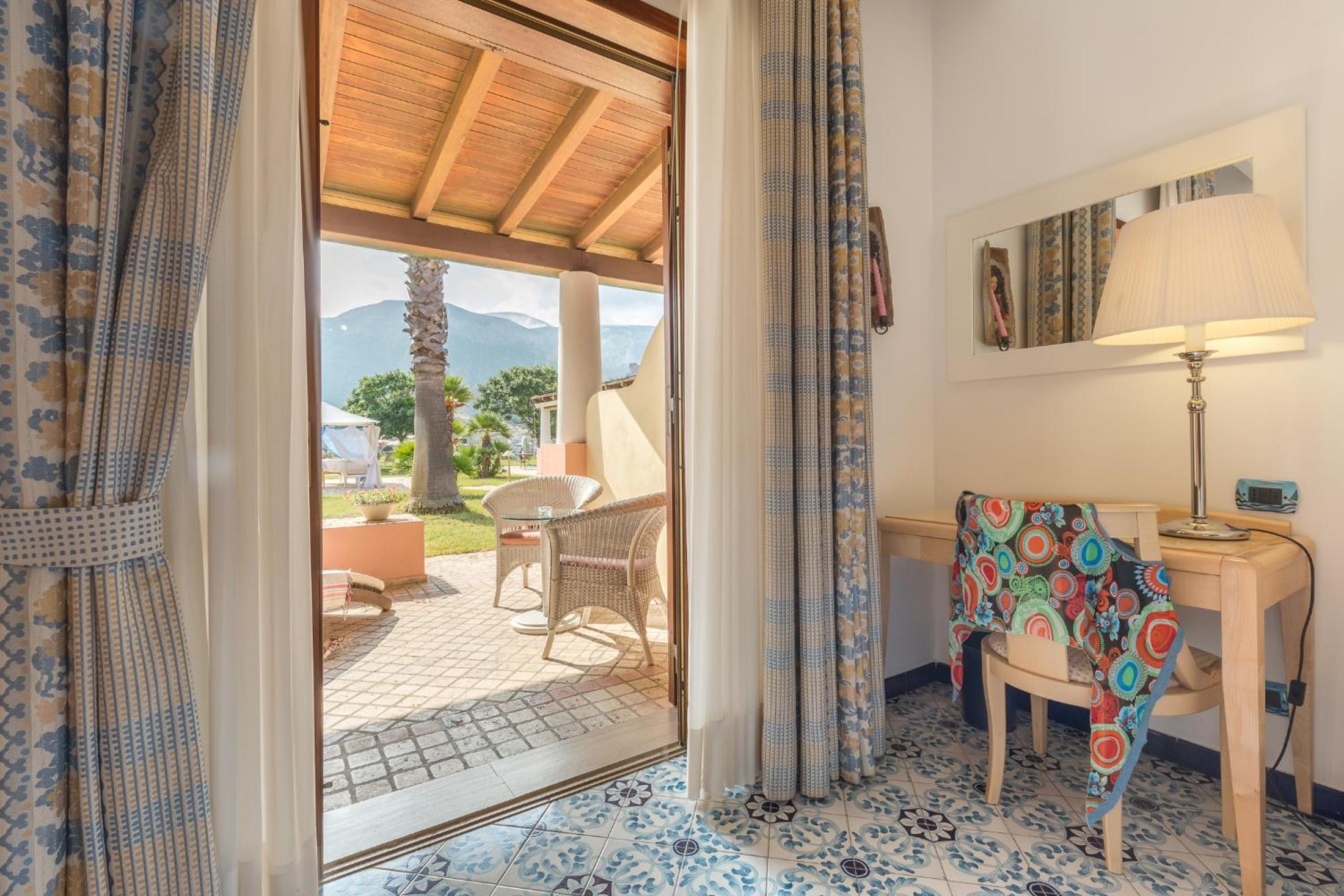 Deluxe Double or Twin Room with Sea View - Photo 5
