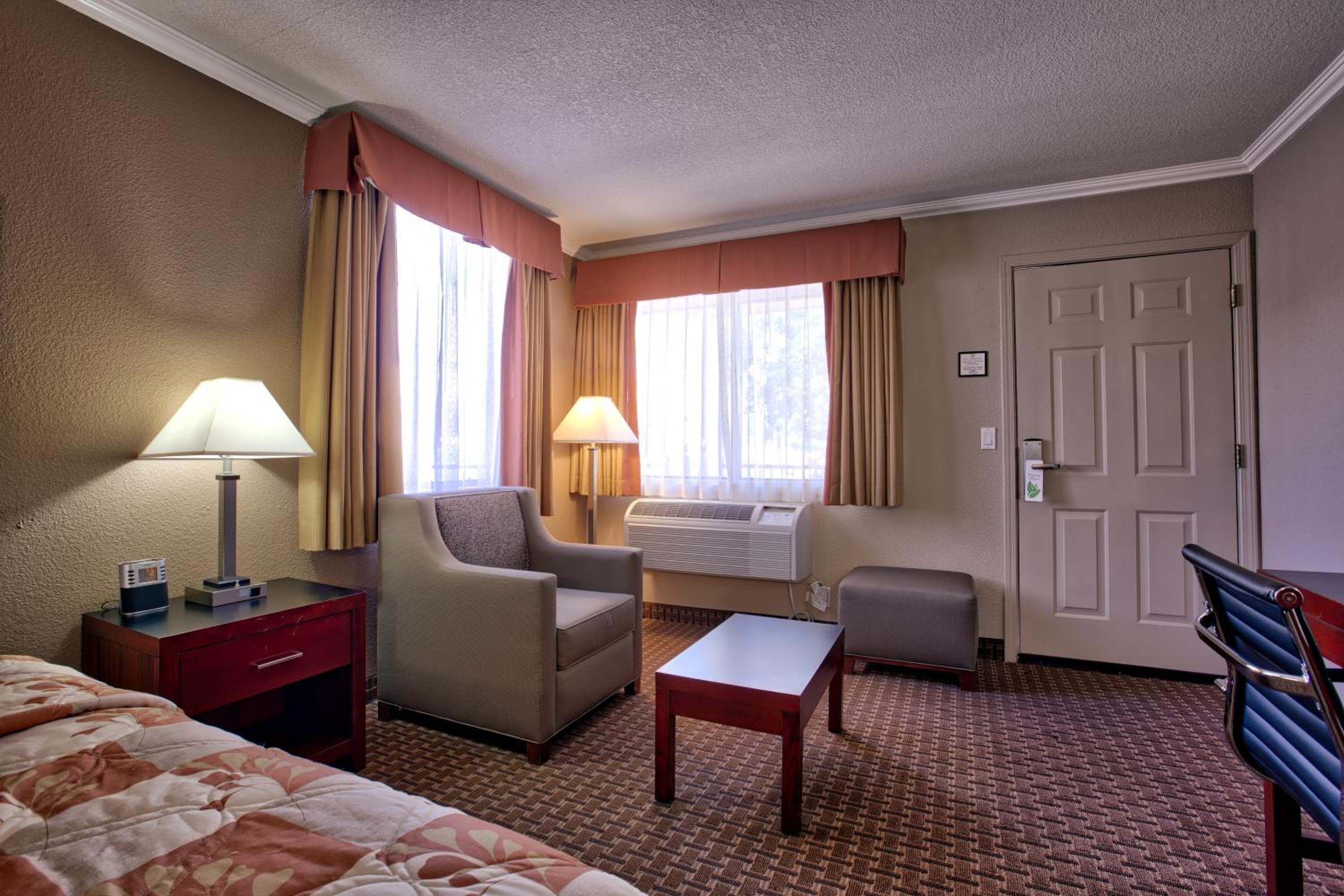 Standard King Room - Photo 4