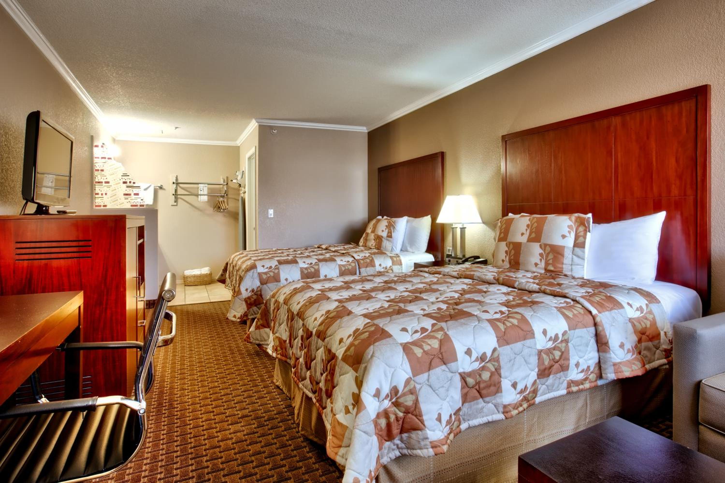Standard Queen Room with Two Queen Beds - Photo 4