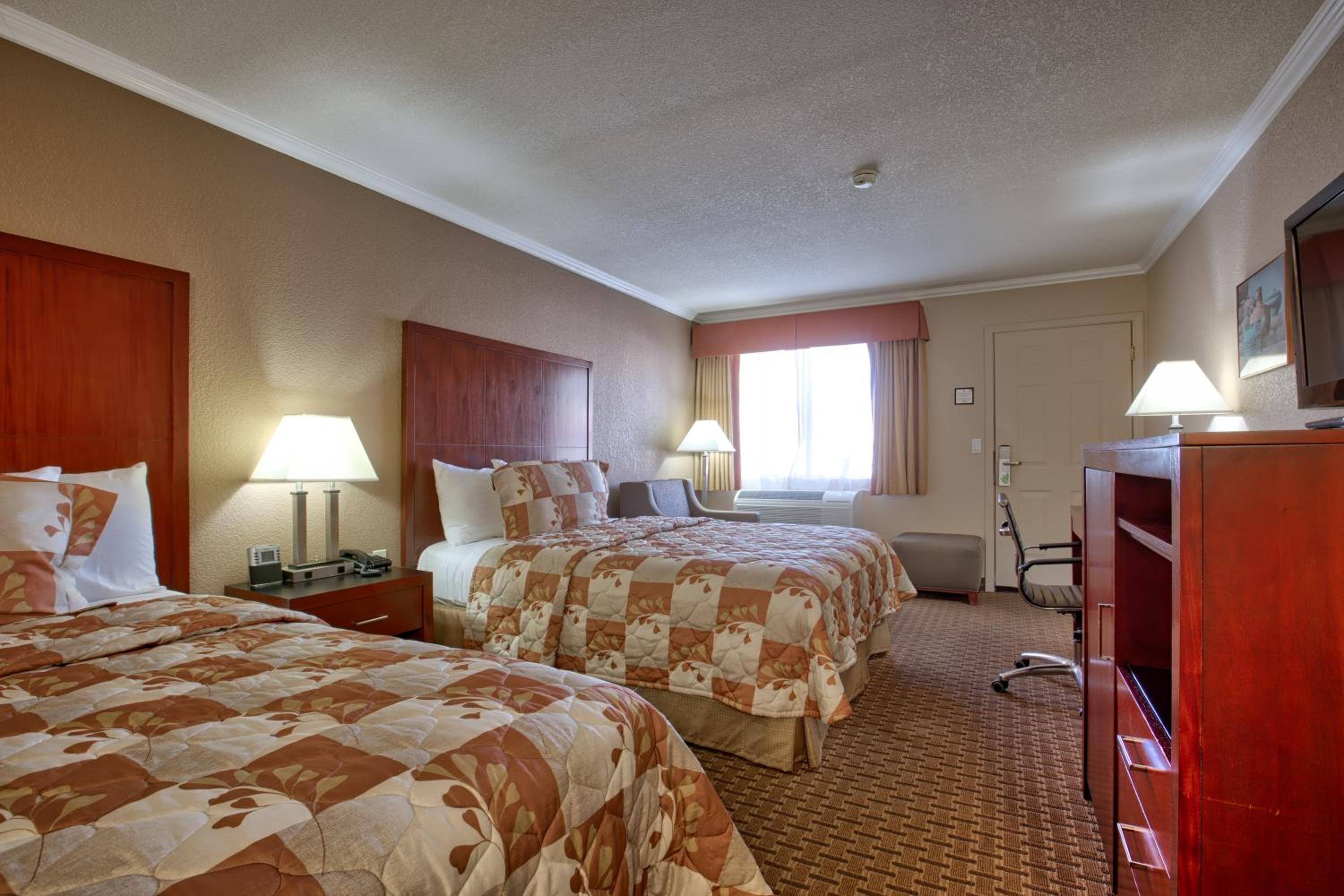 Standard Queen Room with Two Queen Beds - Photo 3
