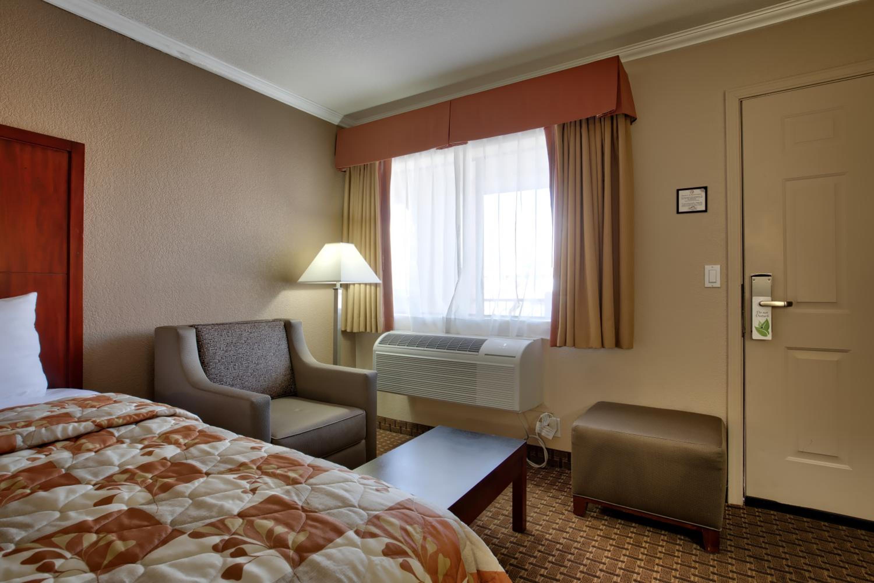 Standard Queen Room with Two Queen Beds - Photo 2