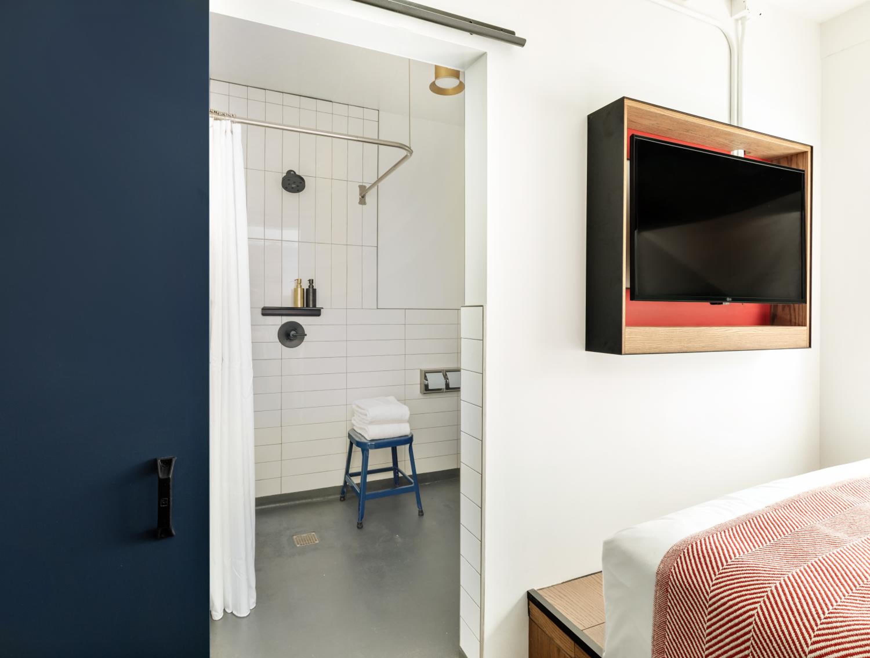 Accessible King Room Bathroom in Room