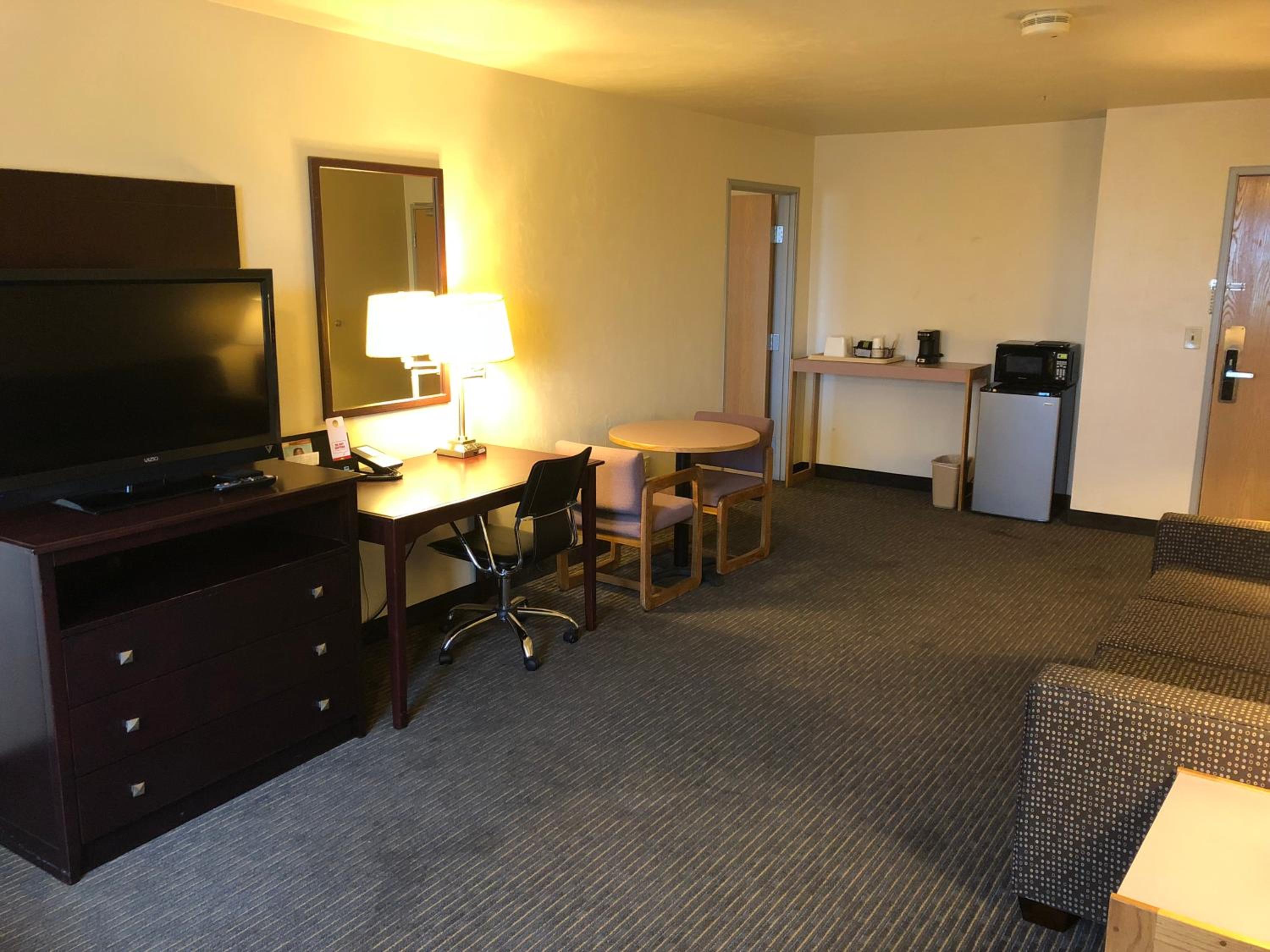 One Bedroom Queen Suite - Non-Smoking - Photo 5