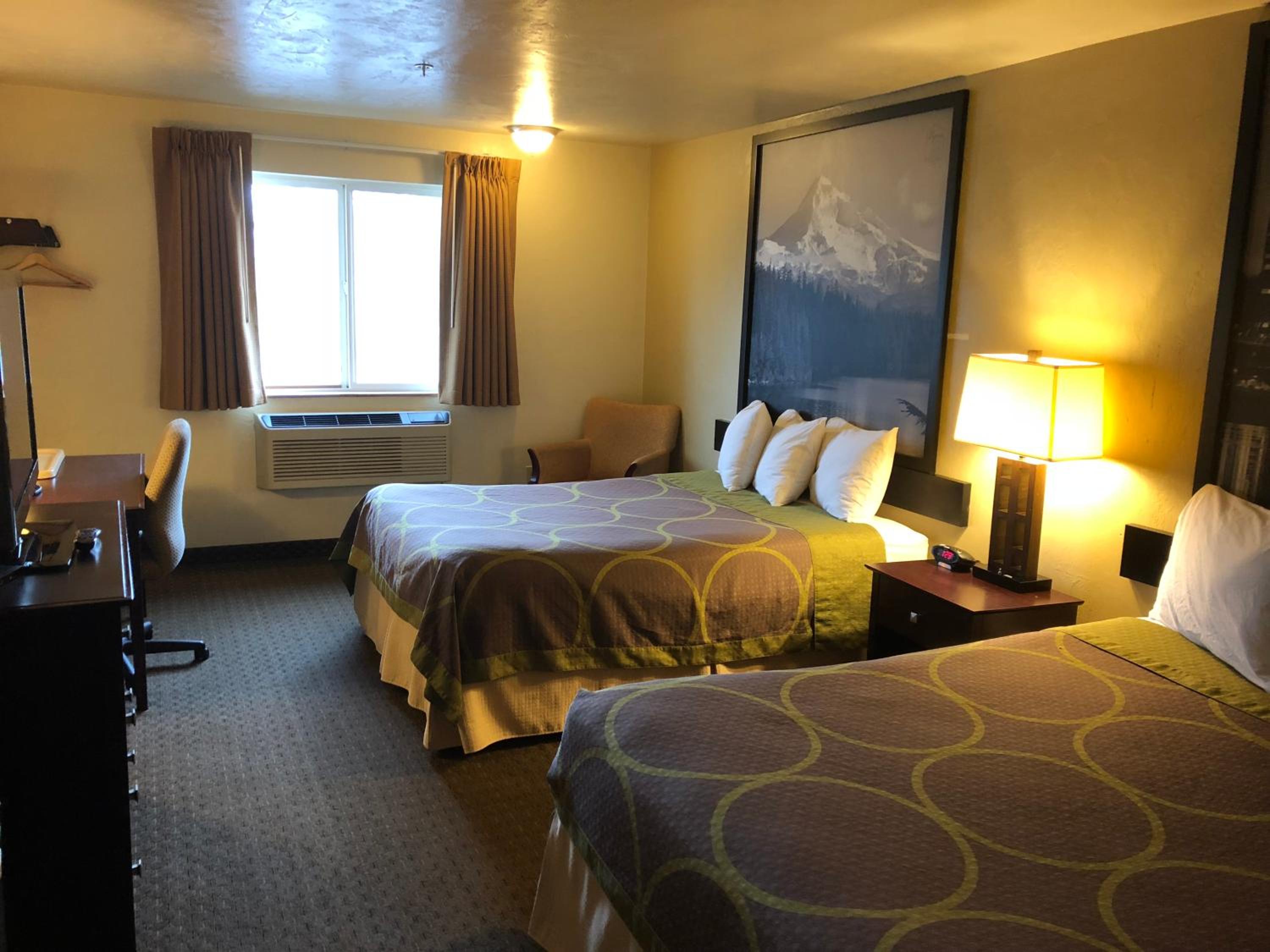Queen Room with Two Queen Beds - Non-Smoking - Photo 2