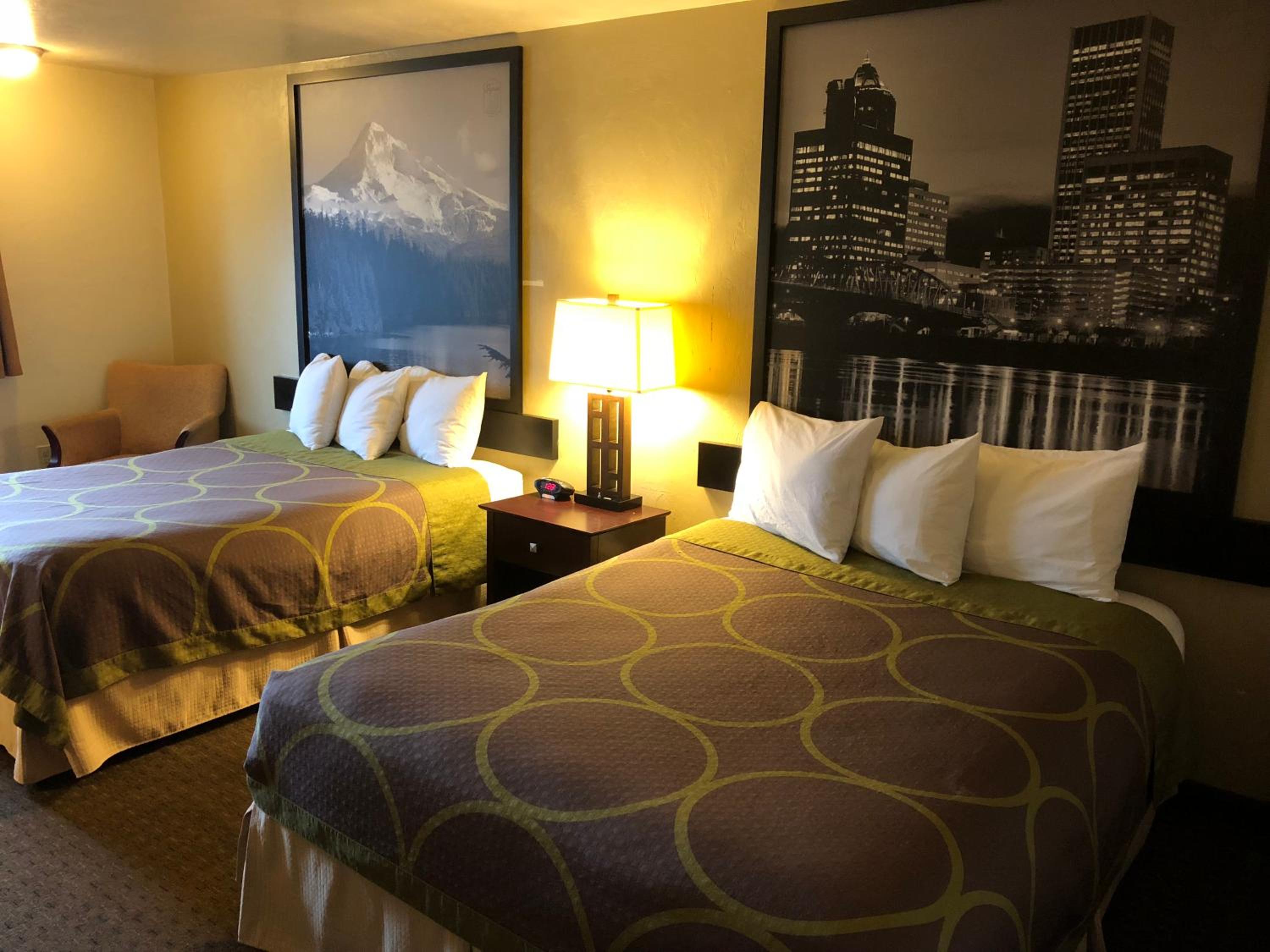 Queen Room with Two Queen Beds - Non-Smoking - Photo 6