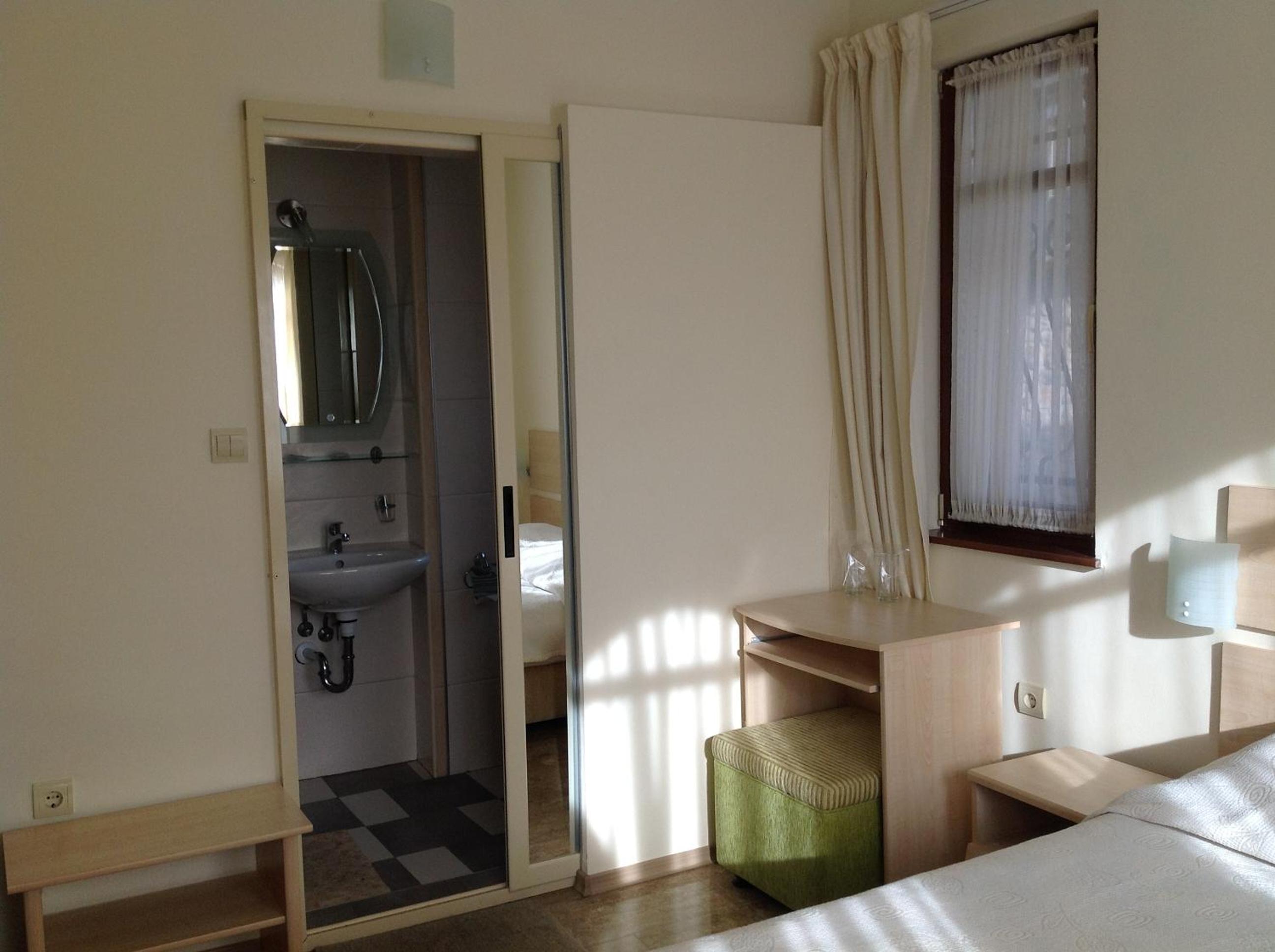 Economy Single Room - No Balcony photo 2