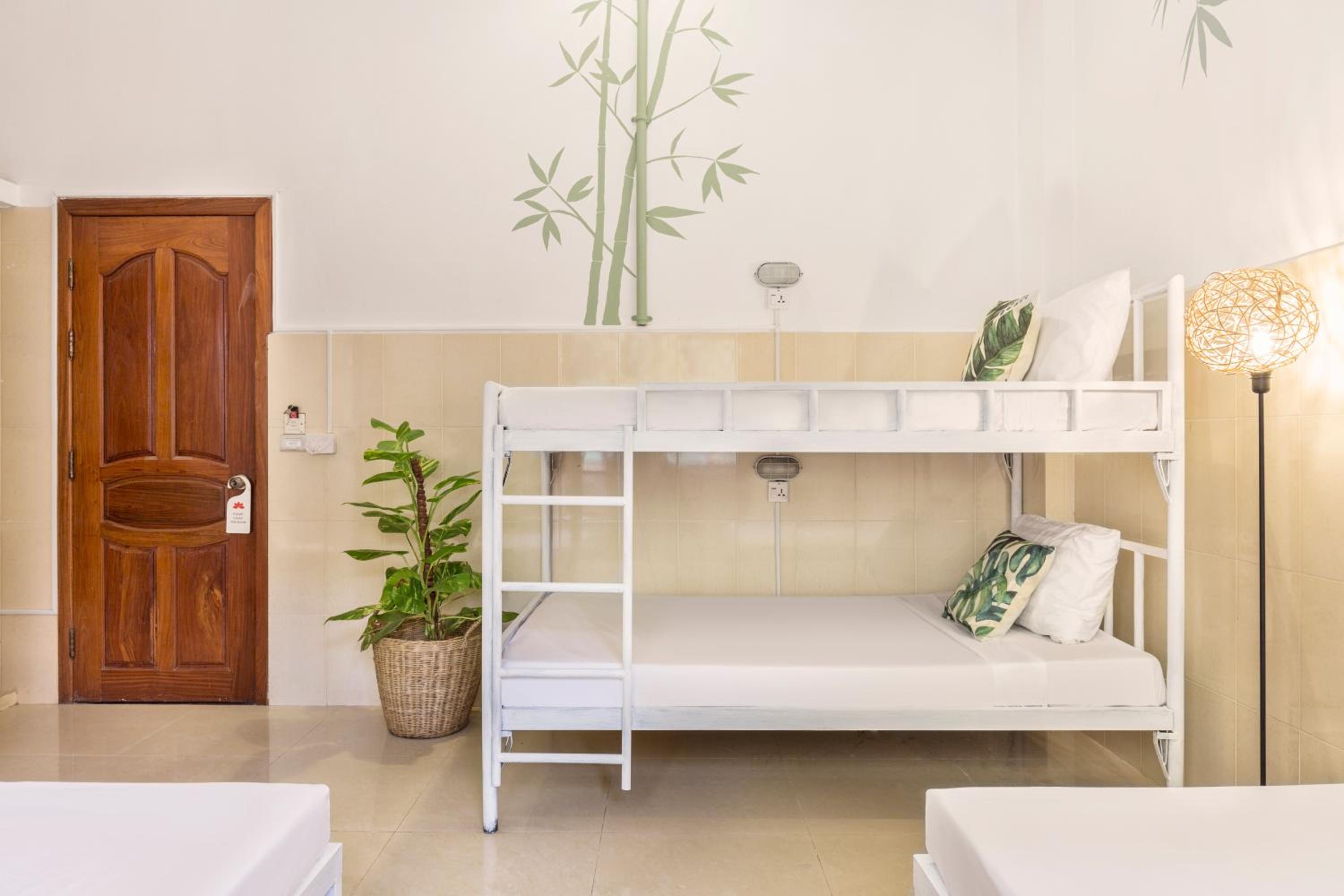 Quadruple Room with Private Bathroom - Photo 4