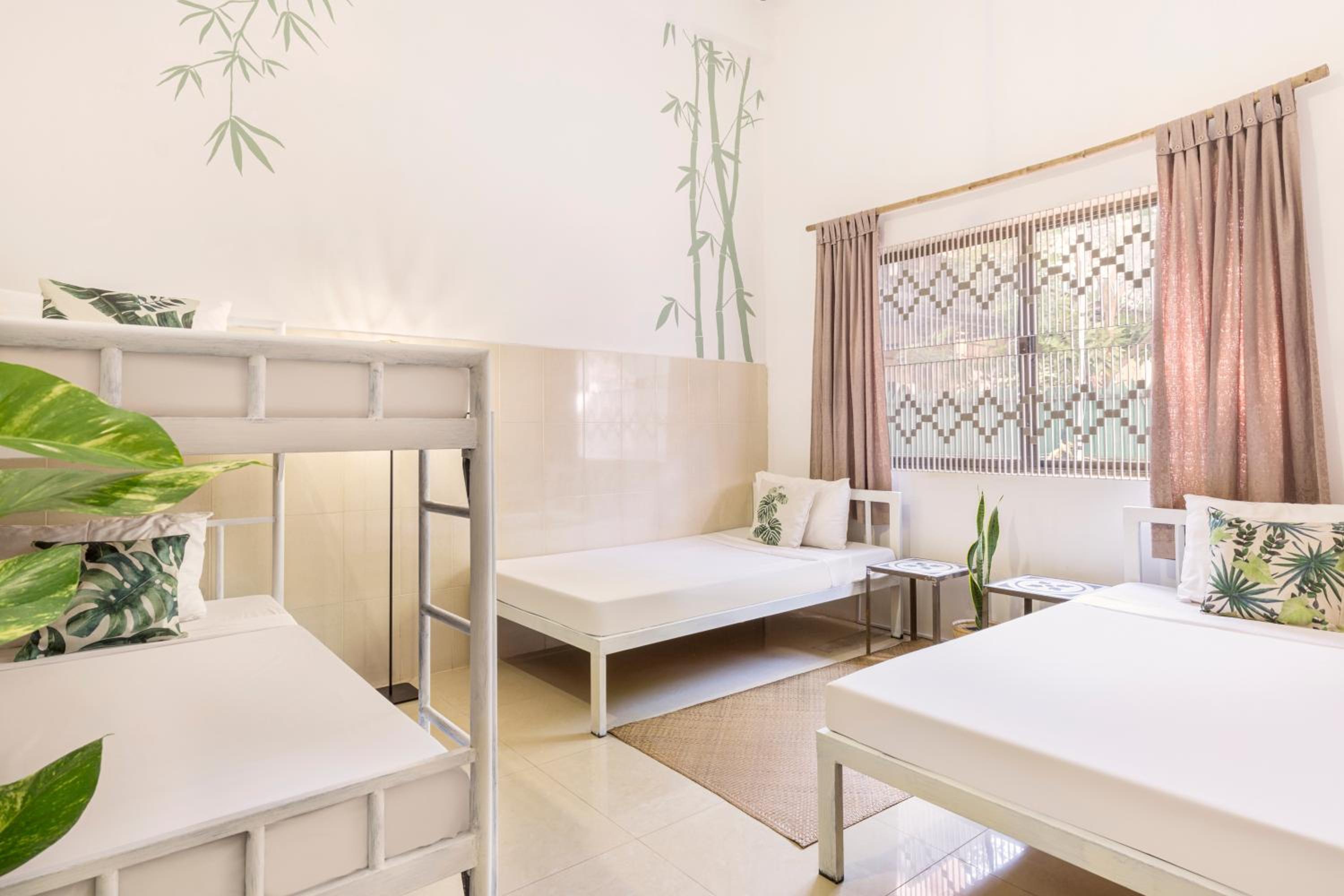 Quadruple Room with Private Bathroom - Photo 3