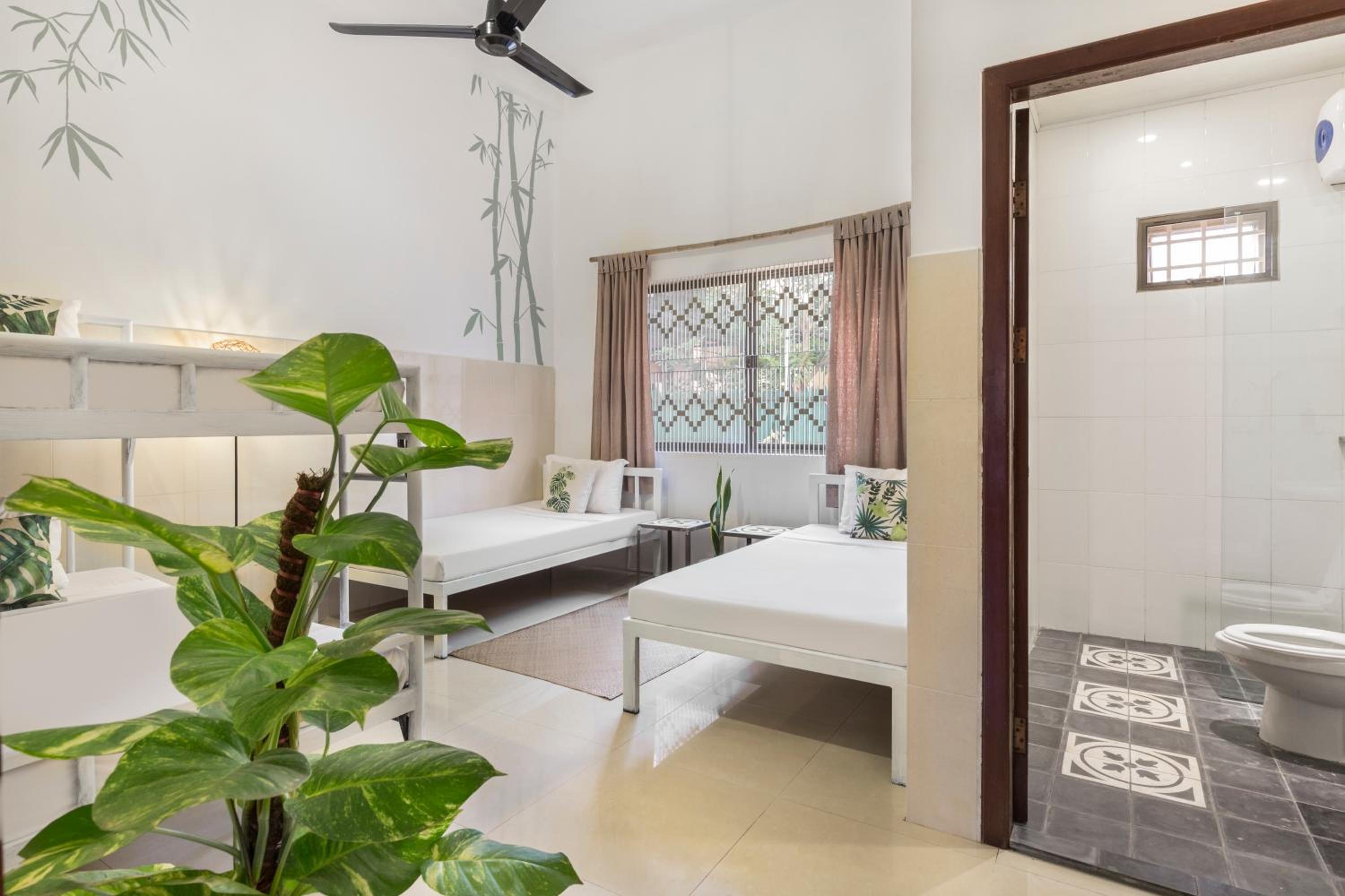 Quadruple Room with Private Bathroom - Photo 2