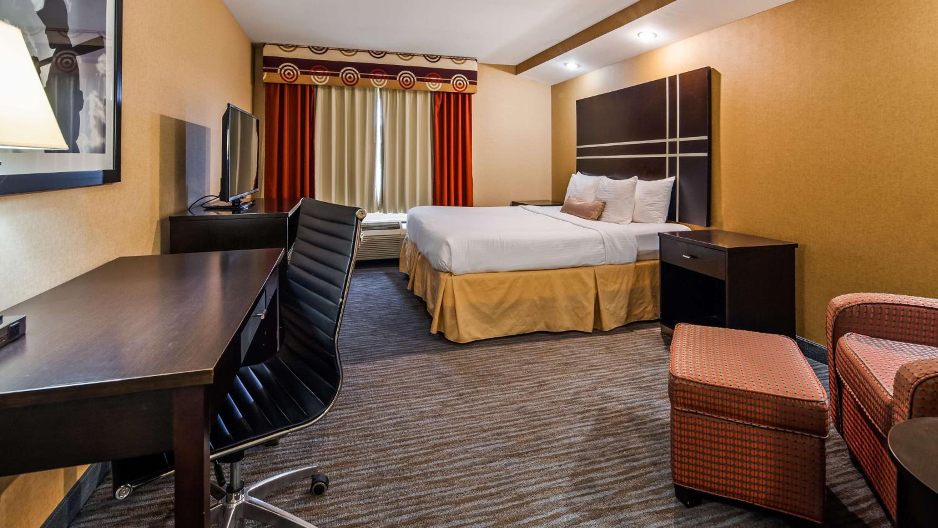 King Room with Roll-In Shower - Mobility Access/Communication Assistance
