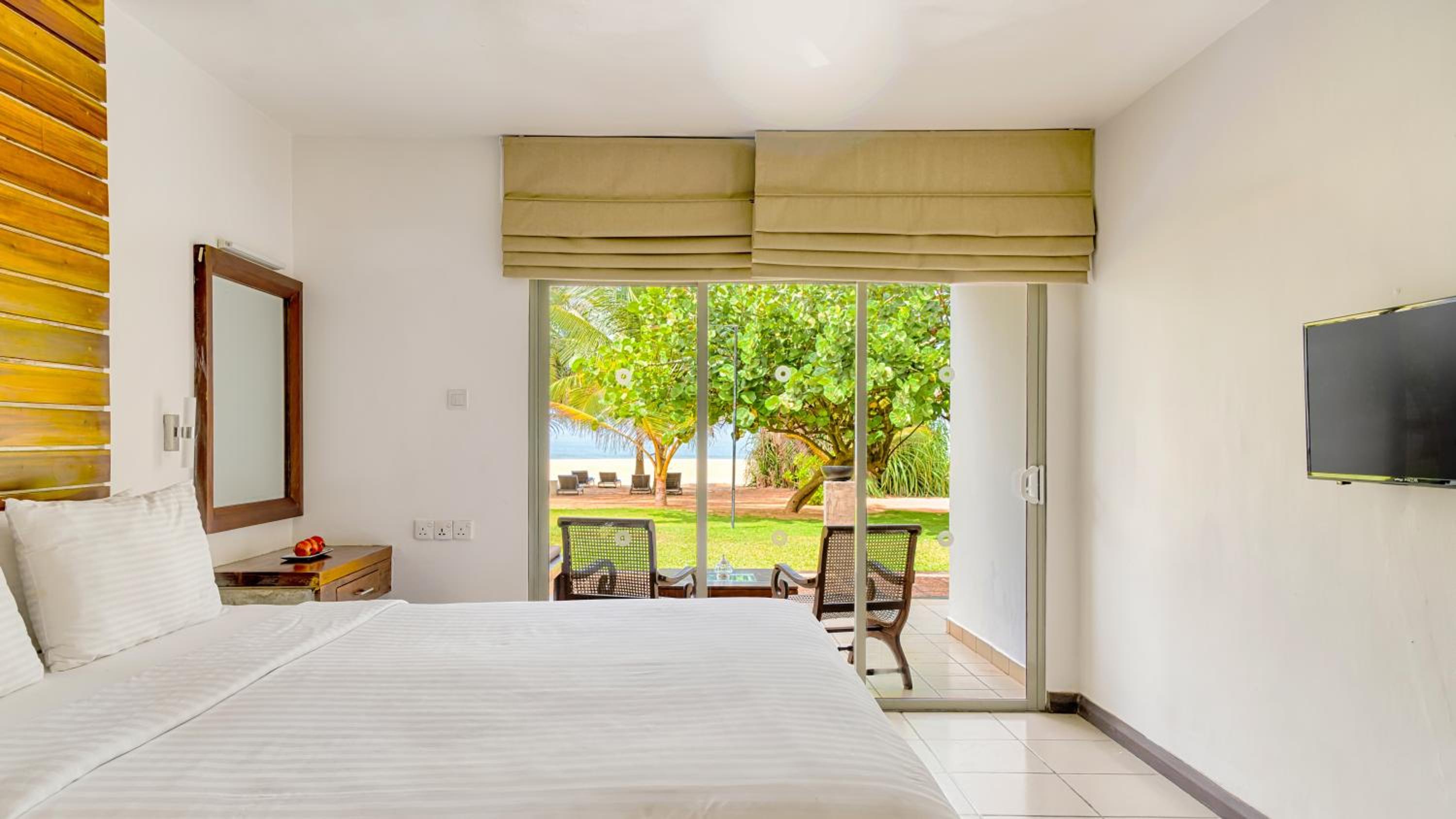 Standard Double Room with Sea View - 10% Off at Seaside Social Lounge & Bar & 15% Off on Spa, Black Coral & Center Point Restaurants - Photo 2