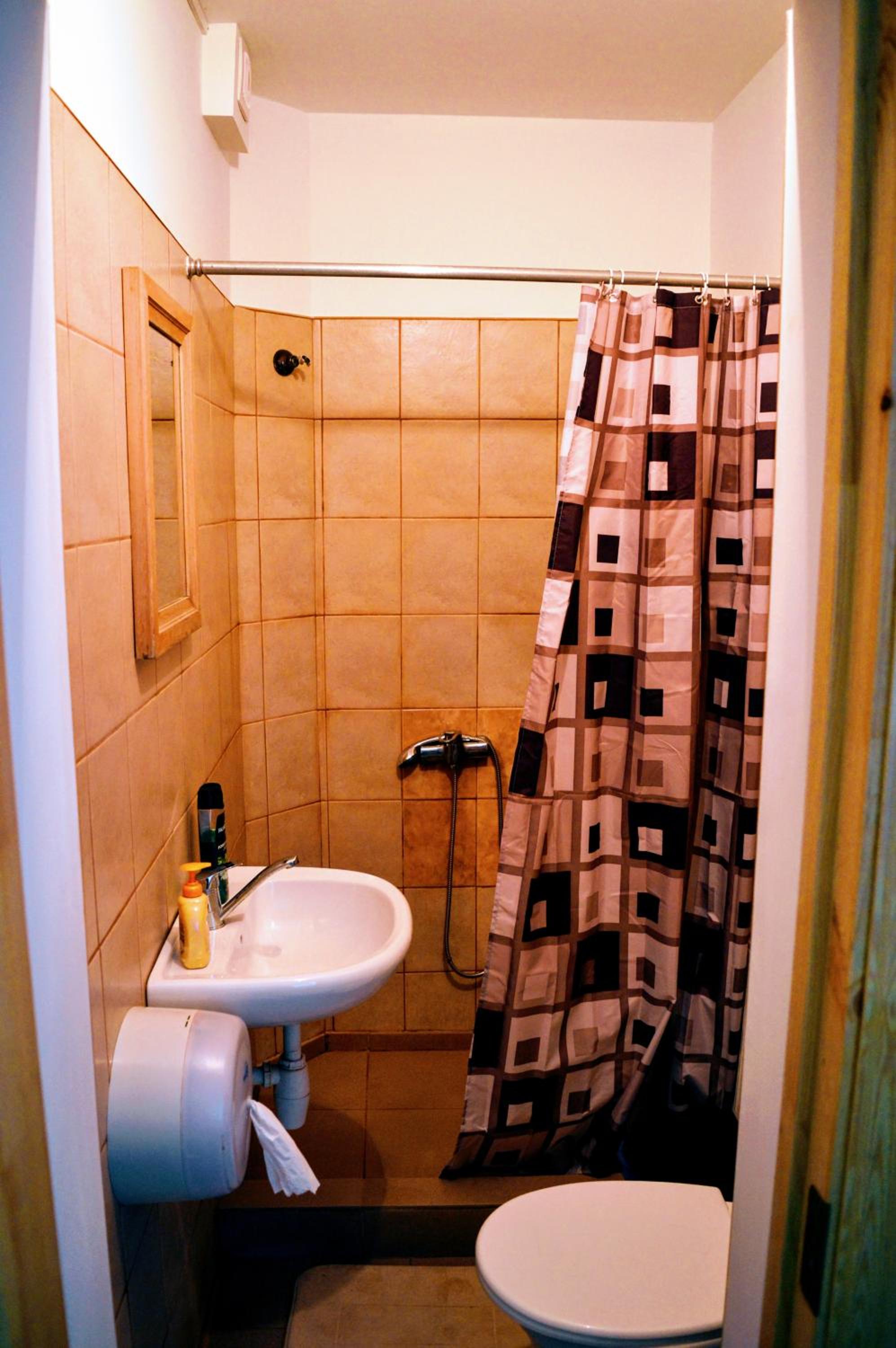 Family Room with Private Bathroom photo 2