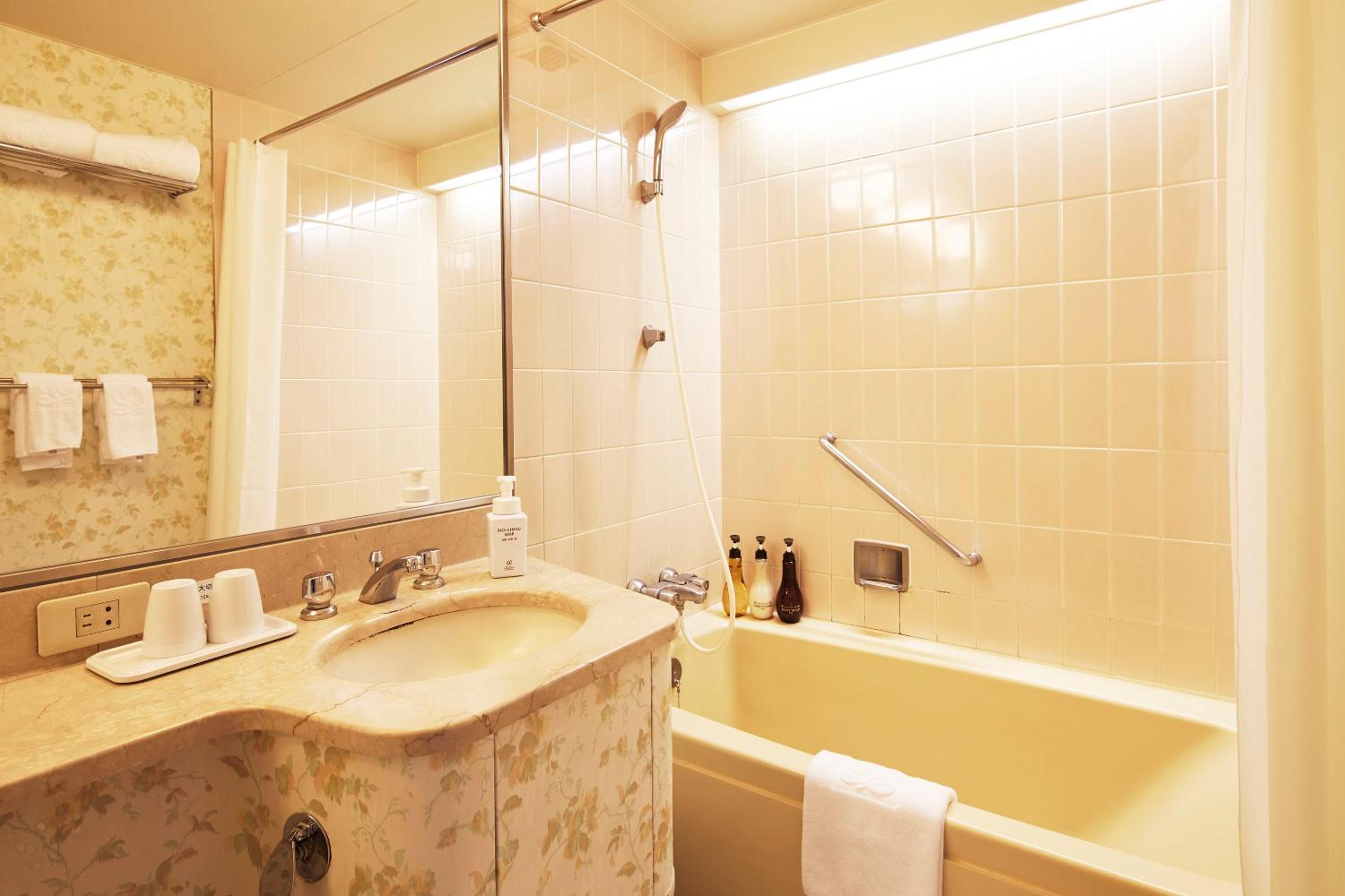 Deluxe Twin Room - Non-Smoking photo 2