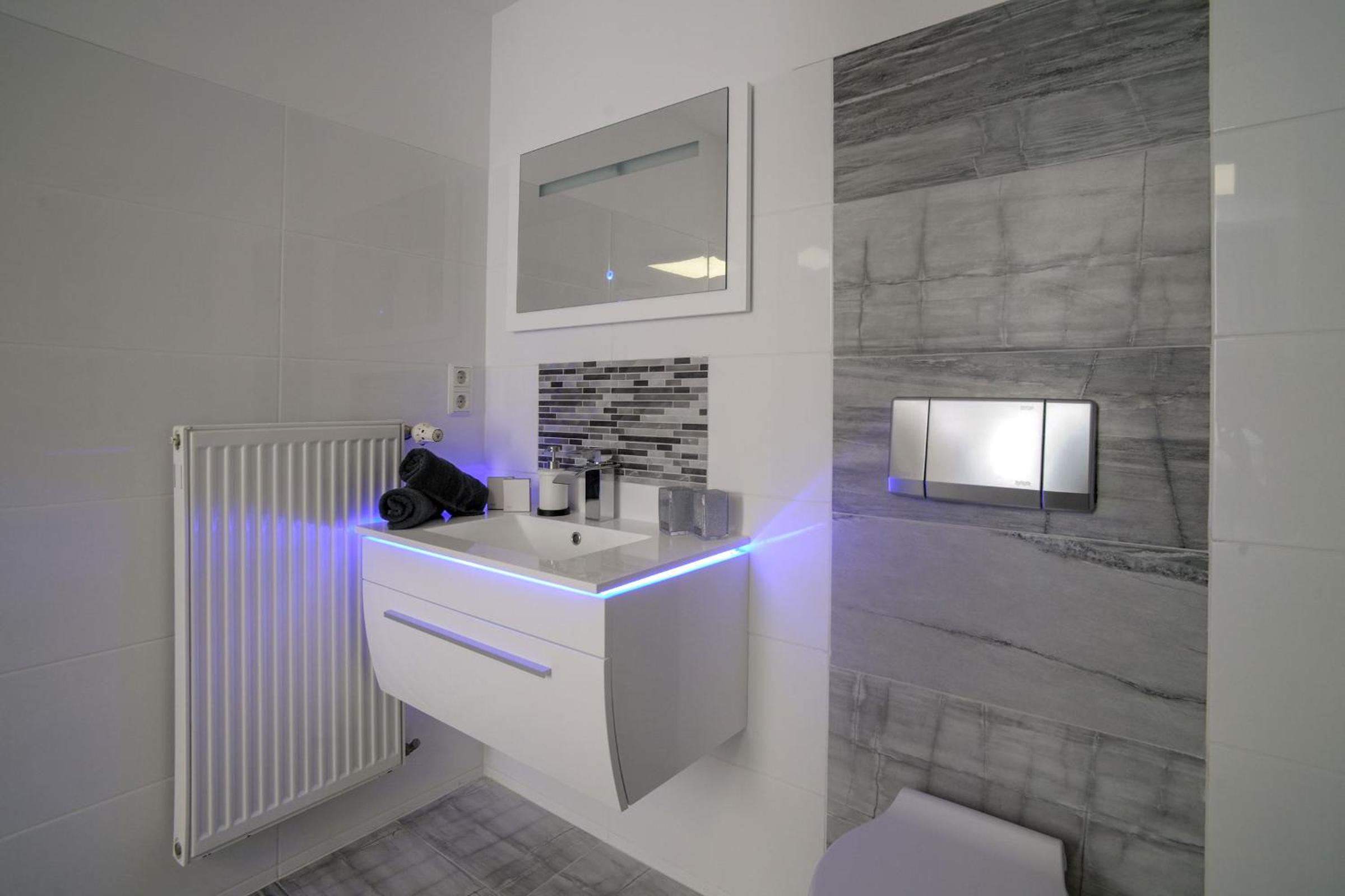 Deluxe Double Room (2 Adults + 1 Child) - Photo 5