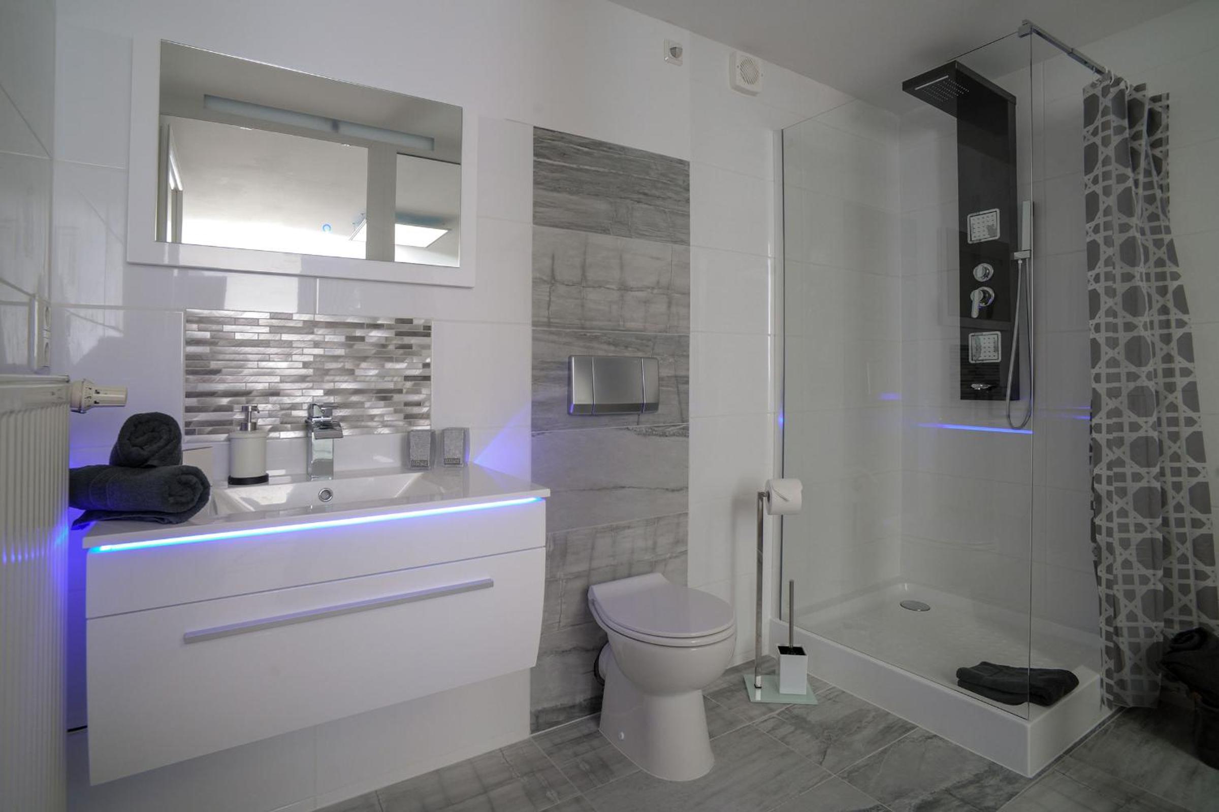Deluxe Double Room (2 Adults + 1 Child) - Photo 3