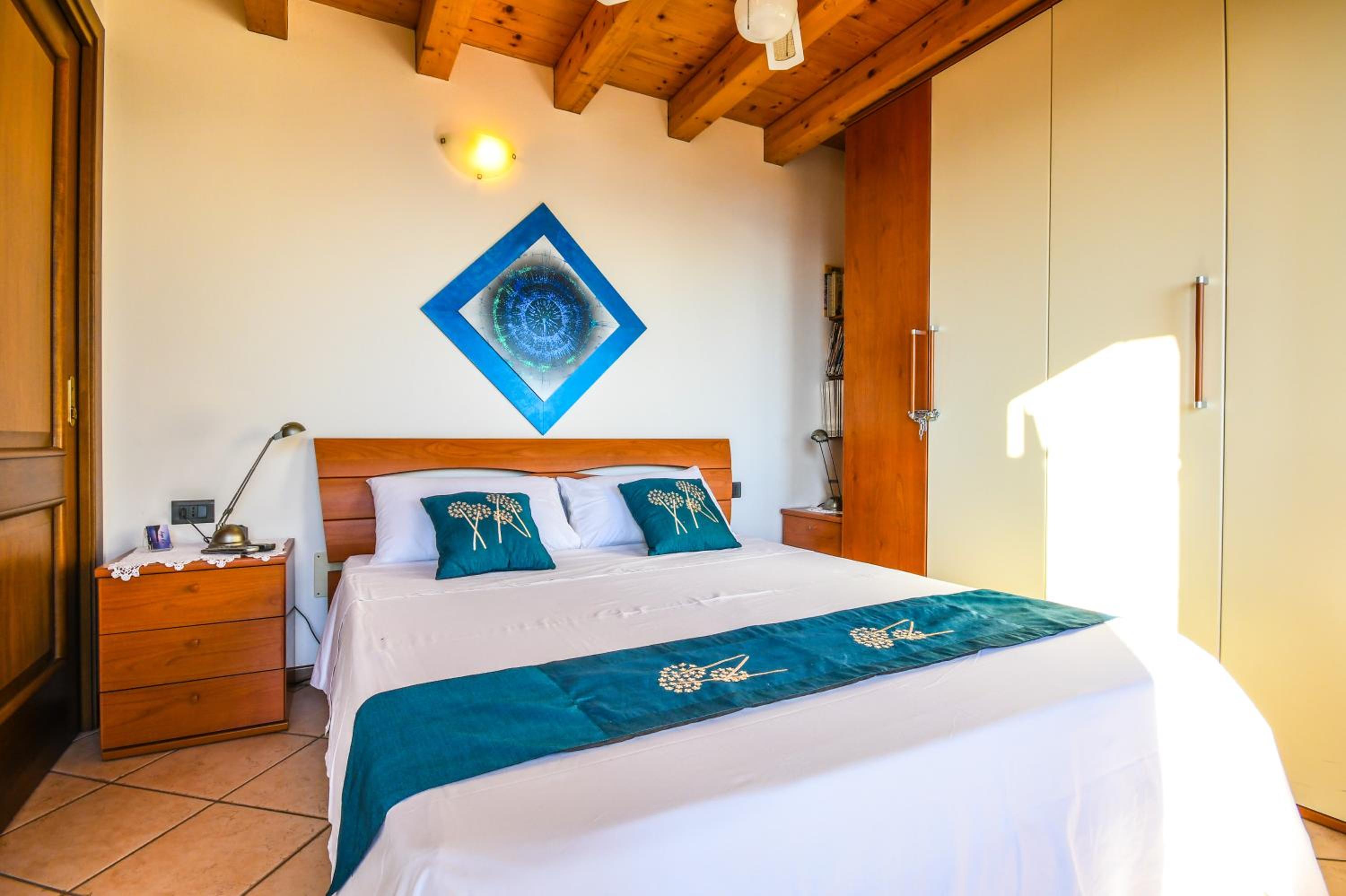 One-Bedroom Apartment With Lake View