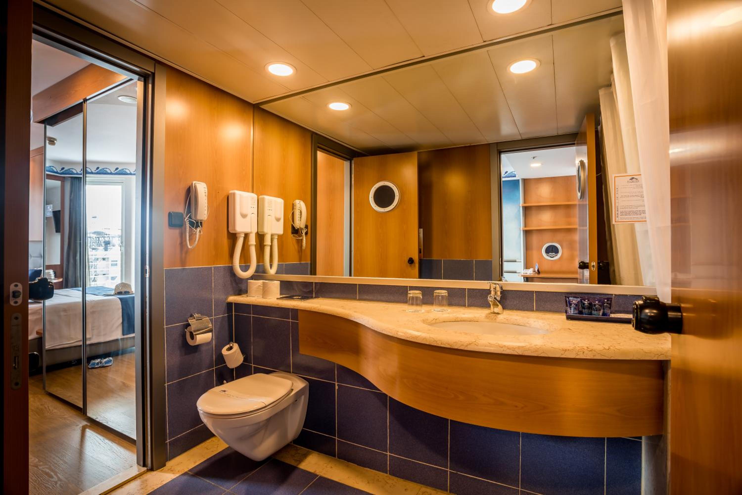 Master Suite - 3 Room With Balcony And Kitchenette - 249 ft² photo 2
