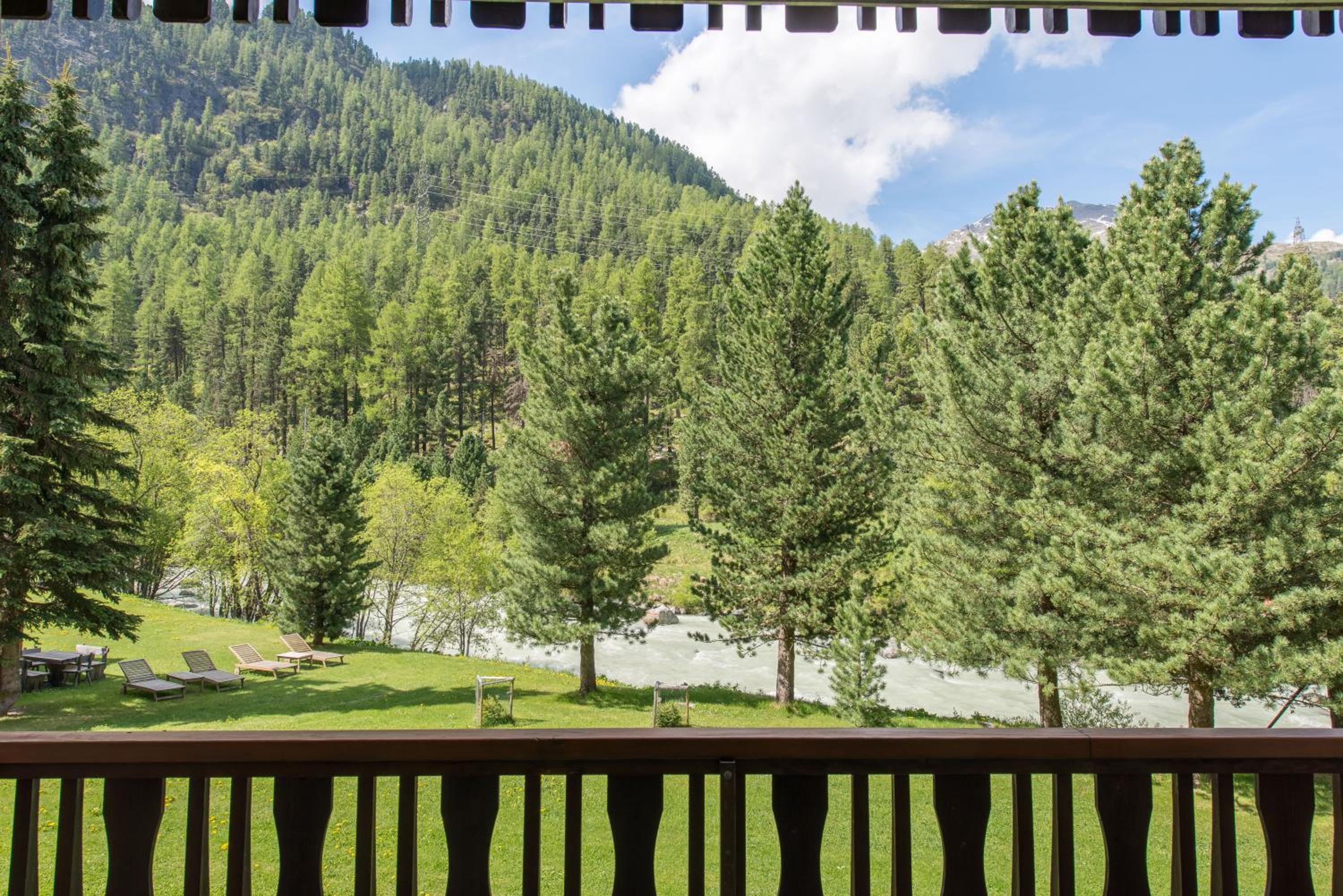 One-Bedroom Apartment with Balcony photo 2